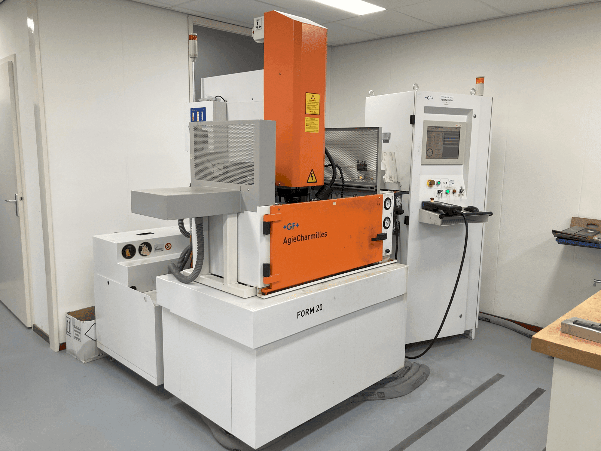 Frontansicht der AgieCharmilles CABINET FORM20 Maschine