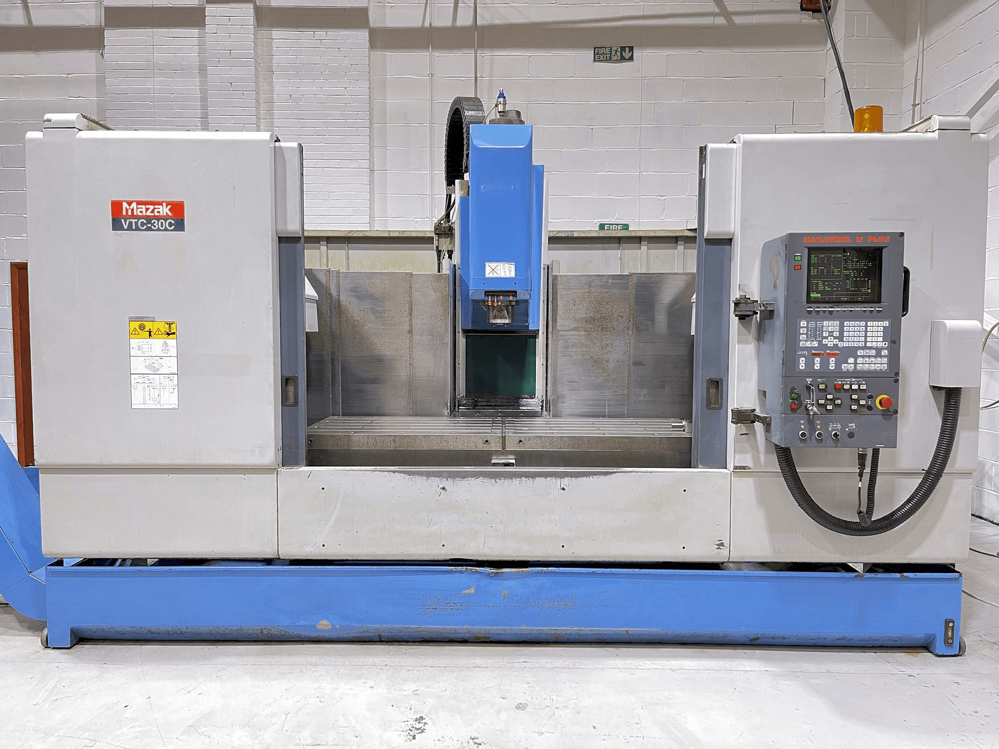 Frontansicht der Mazak VTC-30C Maschine