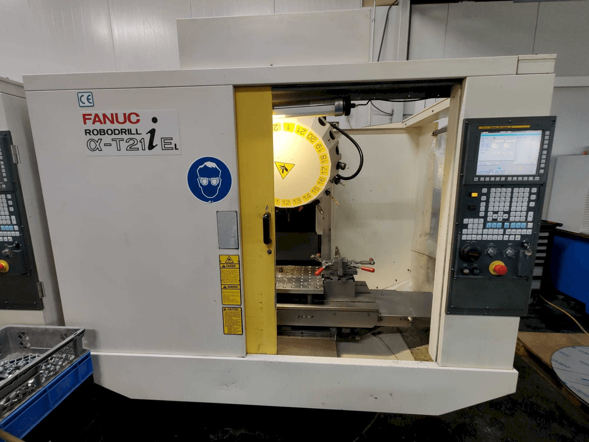 Frontansicht der FANUC Robodrill α-T21iEL Maschine