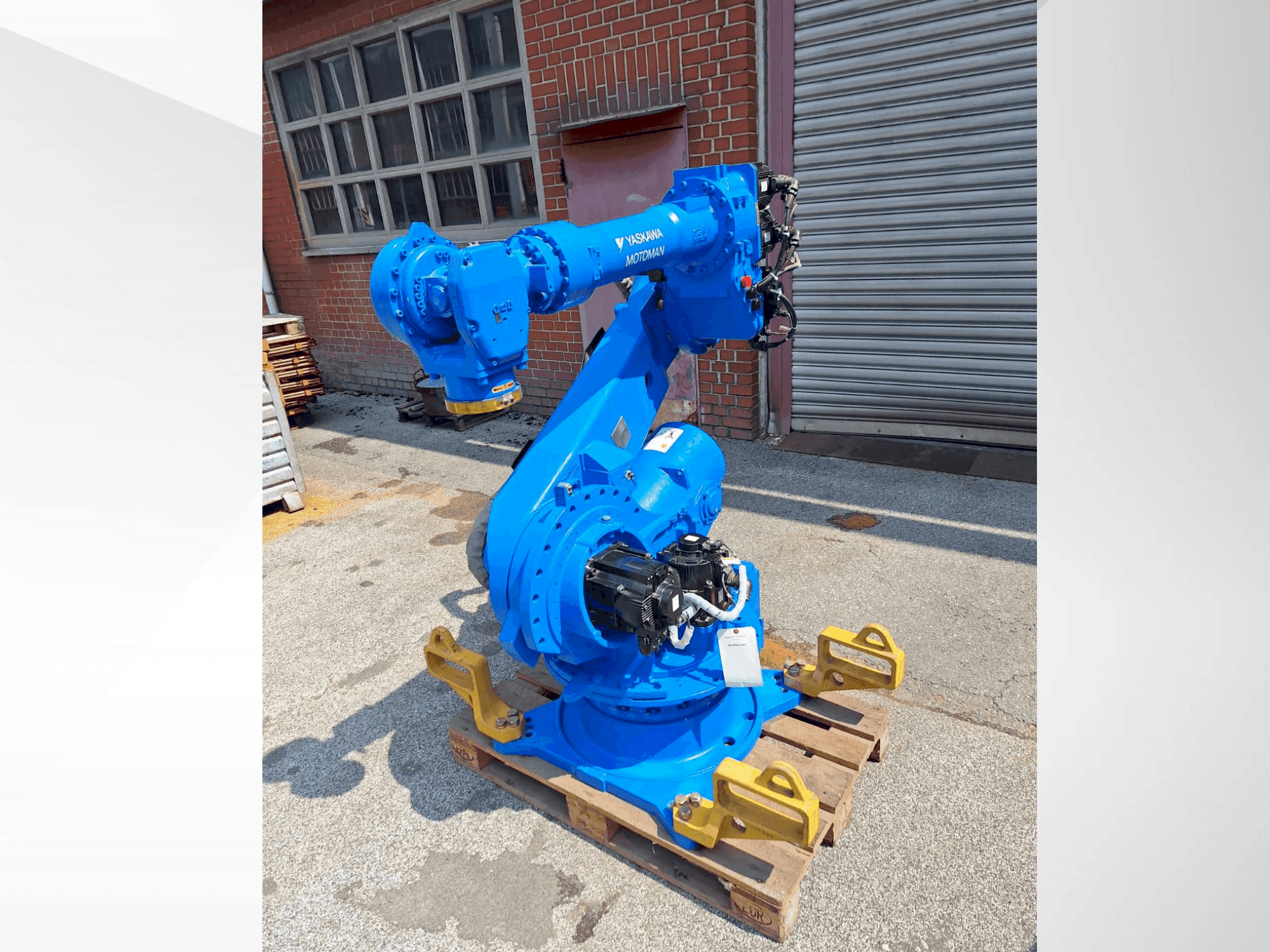 Frontansicht der Yaskawa Motoman ES165D Maschine