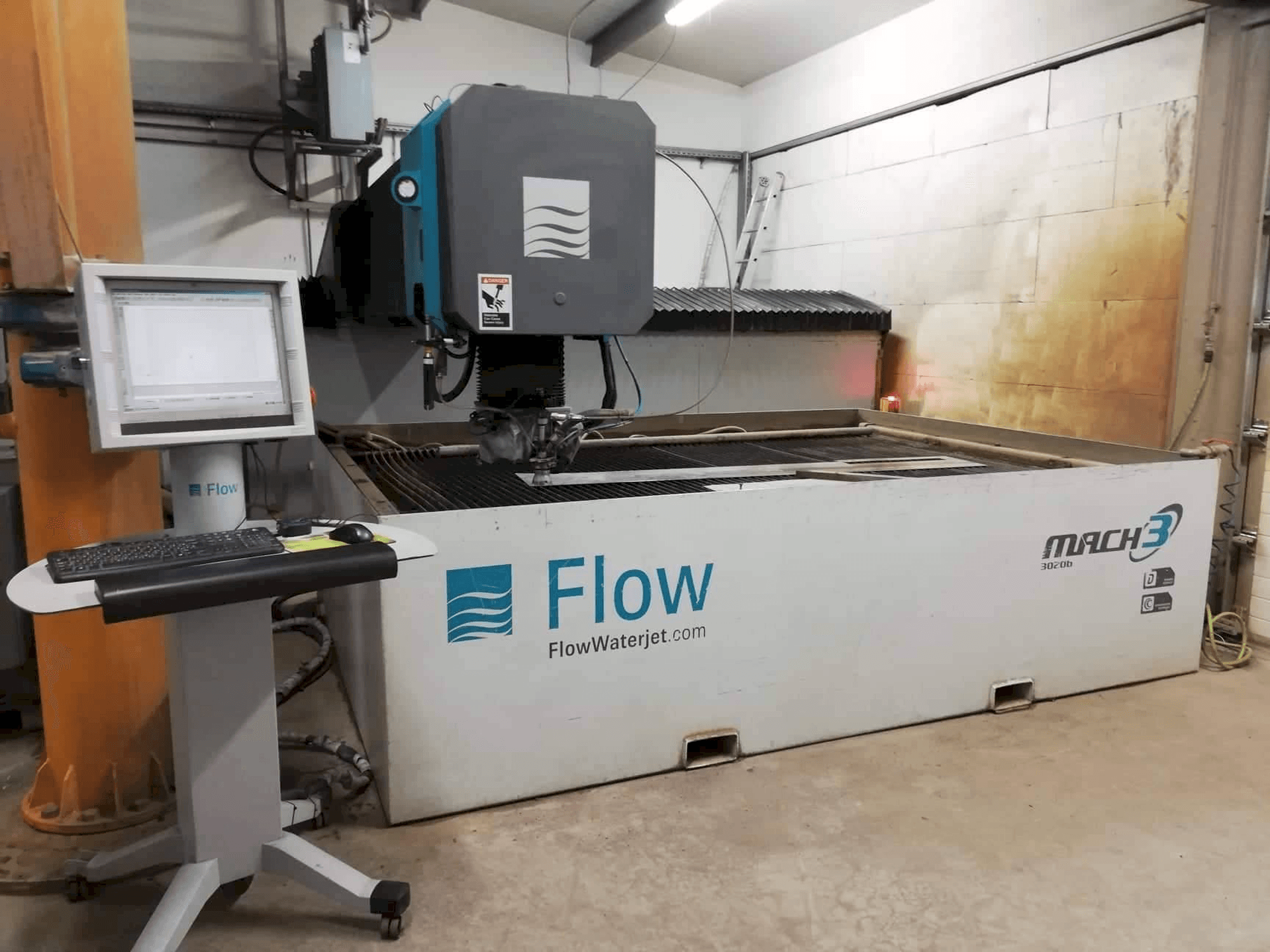 Frontansicht der Flow Mach3-3020b Maschine