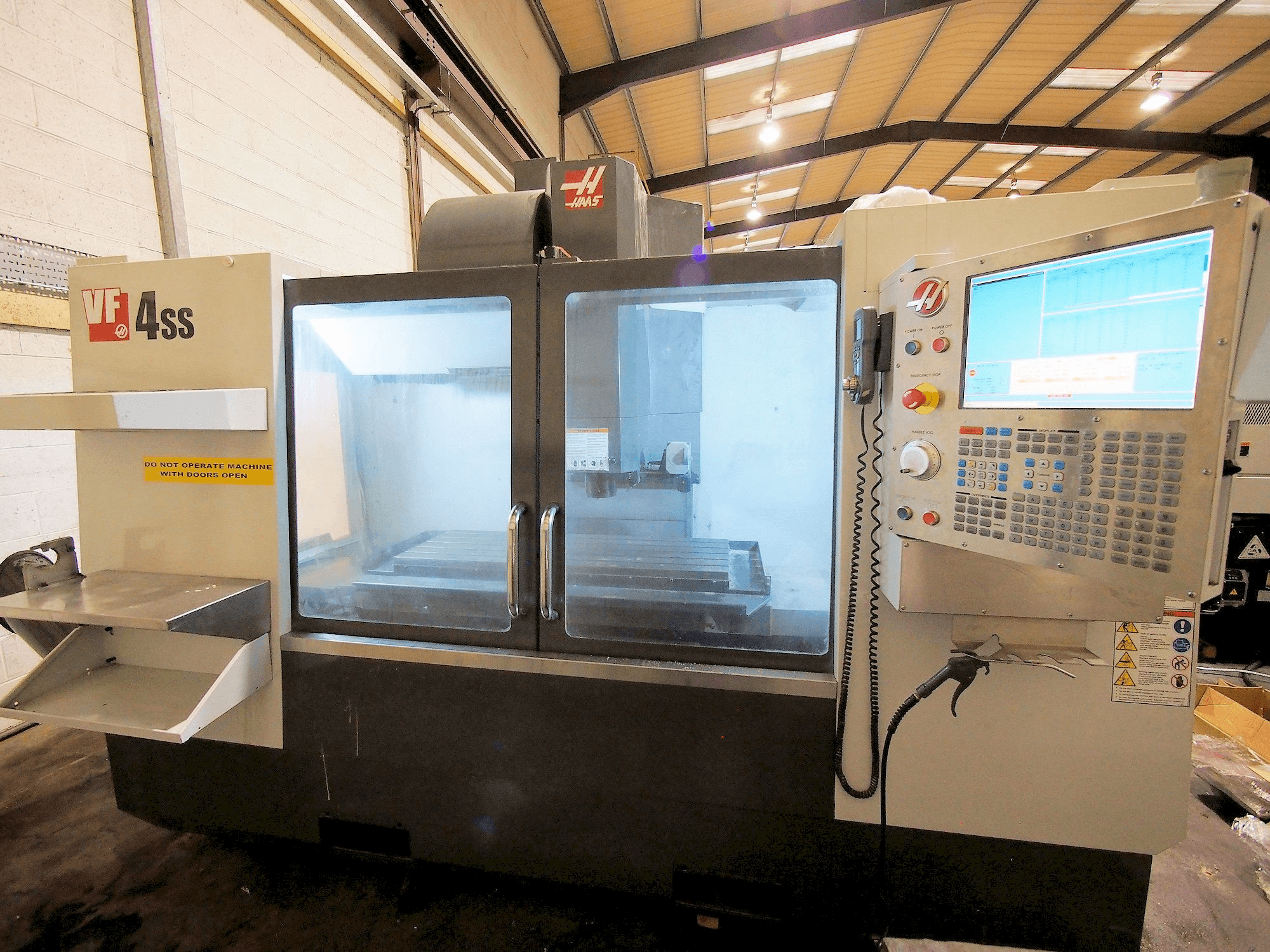 Frontansicht der HAAS VF-4SS Maschine