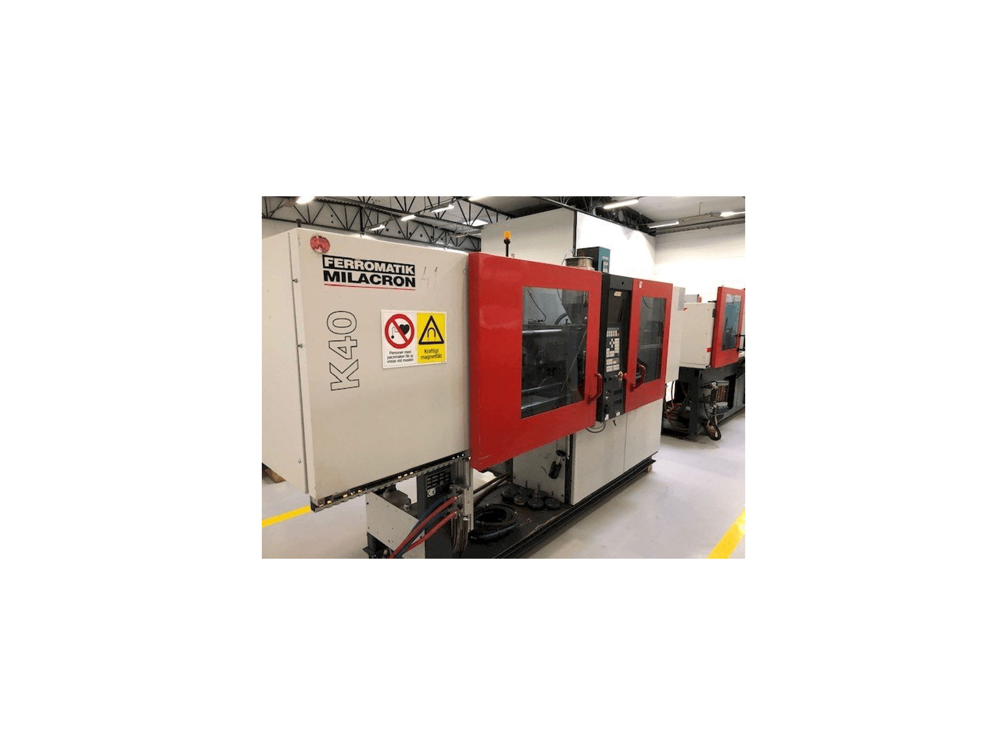 Linke Seitenansicht der FERROMATIK MILACRON K40 D-E Maschine