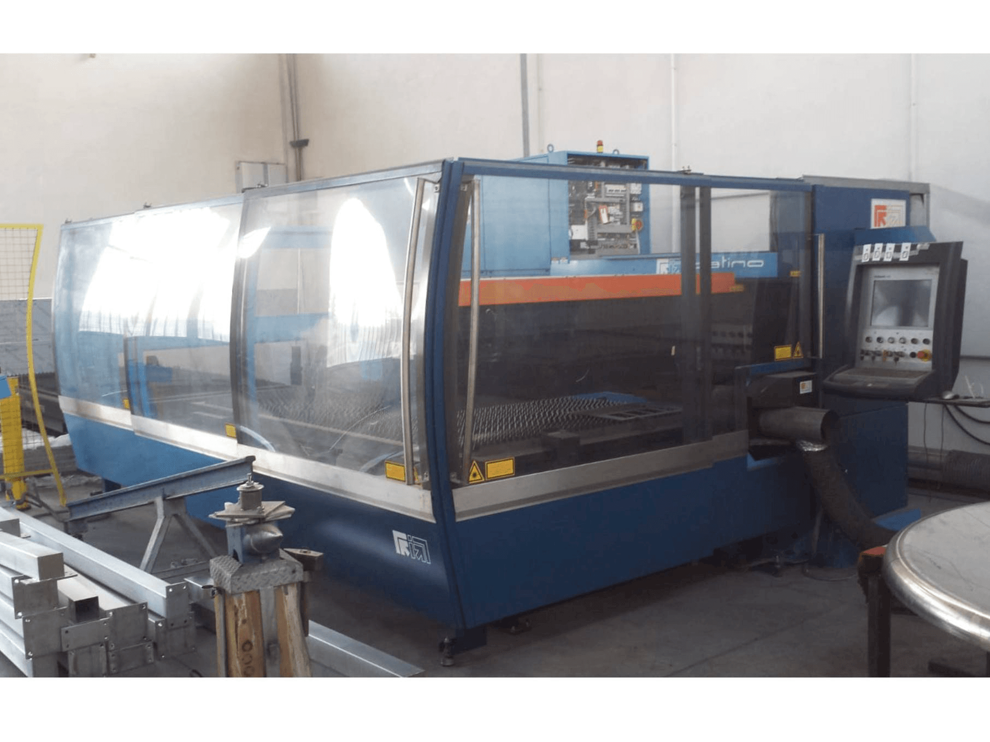 Frontansicht der Prima Industrie Platino 1530 Maschine