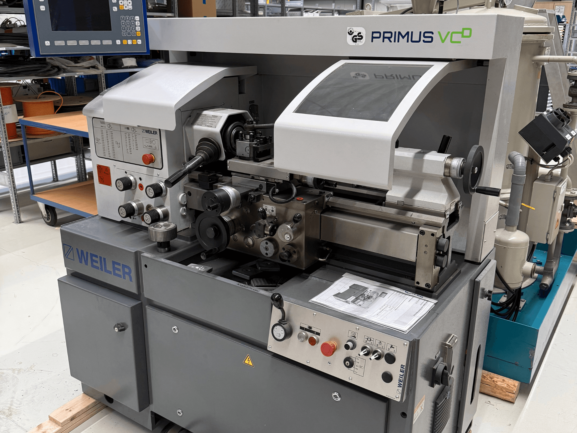 Weiler PRIMUS VCD Horizontal-Drehmaschine, Vorderansicht mit Bedienelementen, Spindel und Funktionsmerkmalen in einer Werkstattumgebung.