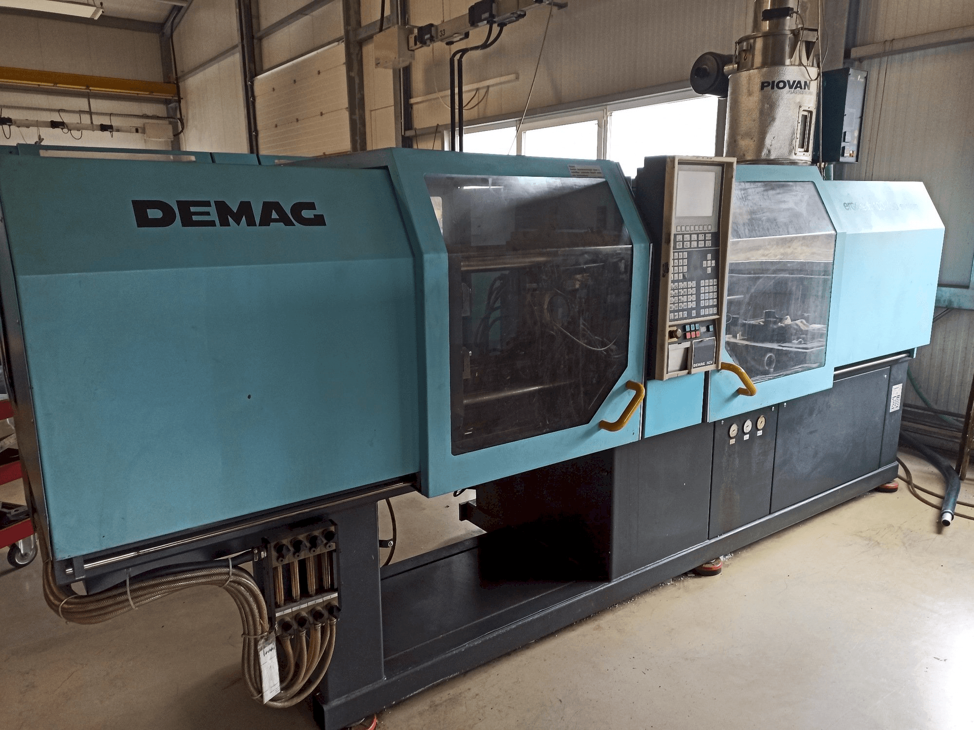 Linke Seitenansicht der DEMAG Ergotech 150-610 Compact Maschine