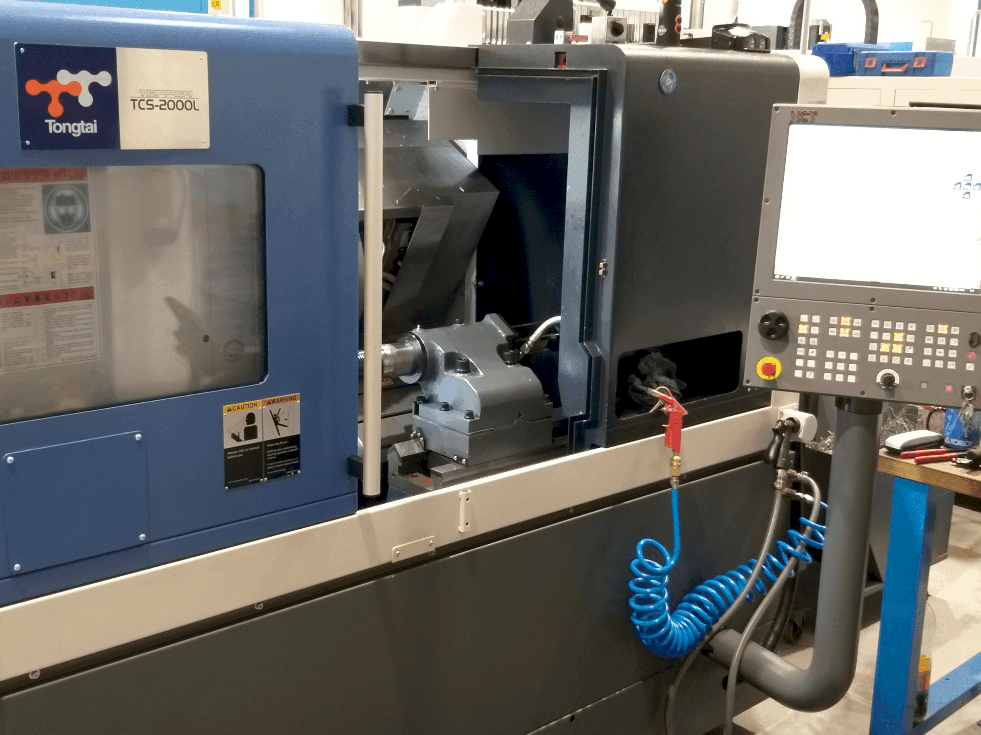 Frontansicht der Tongtai TCS2000LDT Maschine