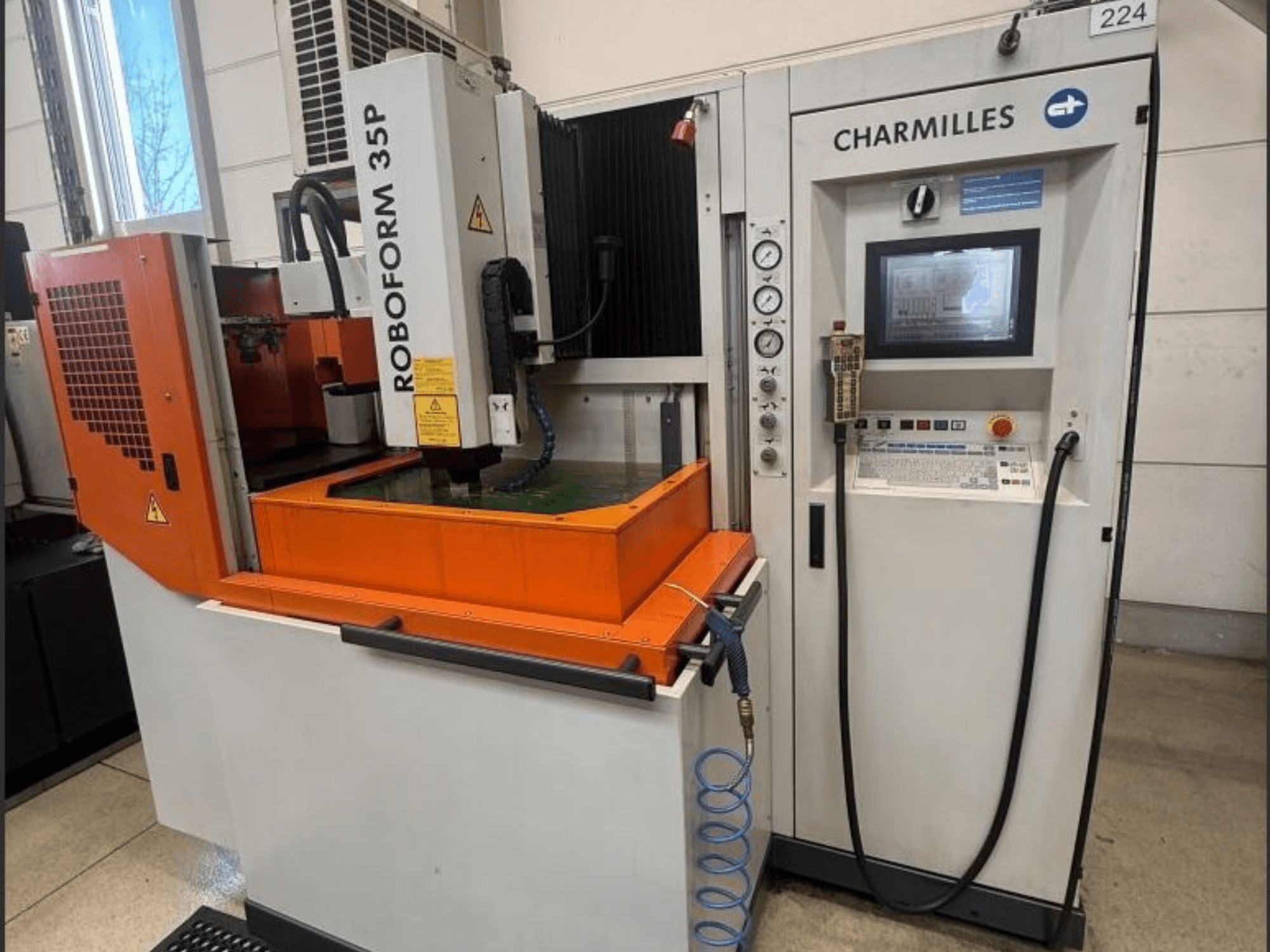 Charmilles ROBOFORM 35P Senkerodiermaschine, Vorderansicht, mit Bedienfeld, Portal und Flüssigkeitstank in Betrieb.