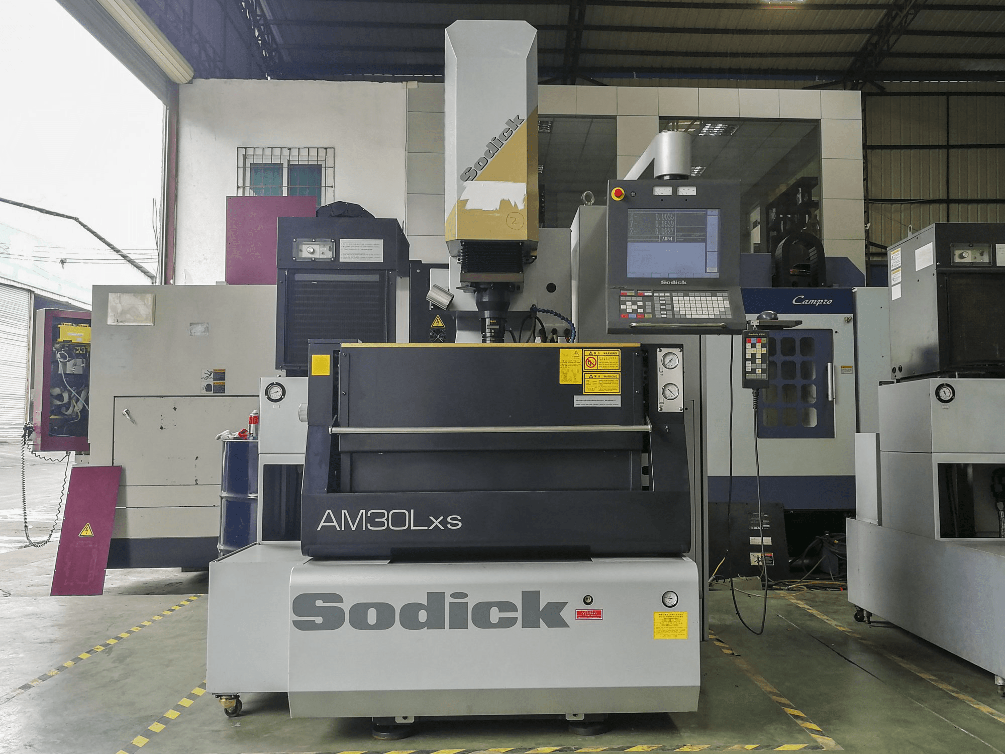 Frontansicht der Sodick AM30LXS Maschine