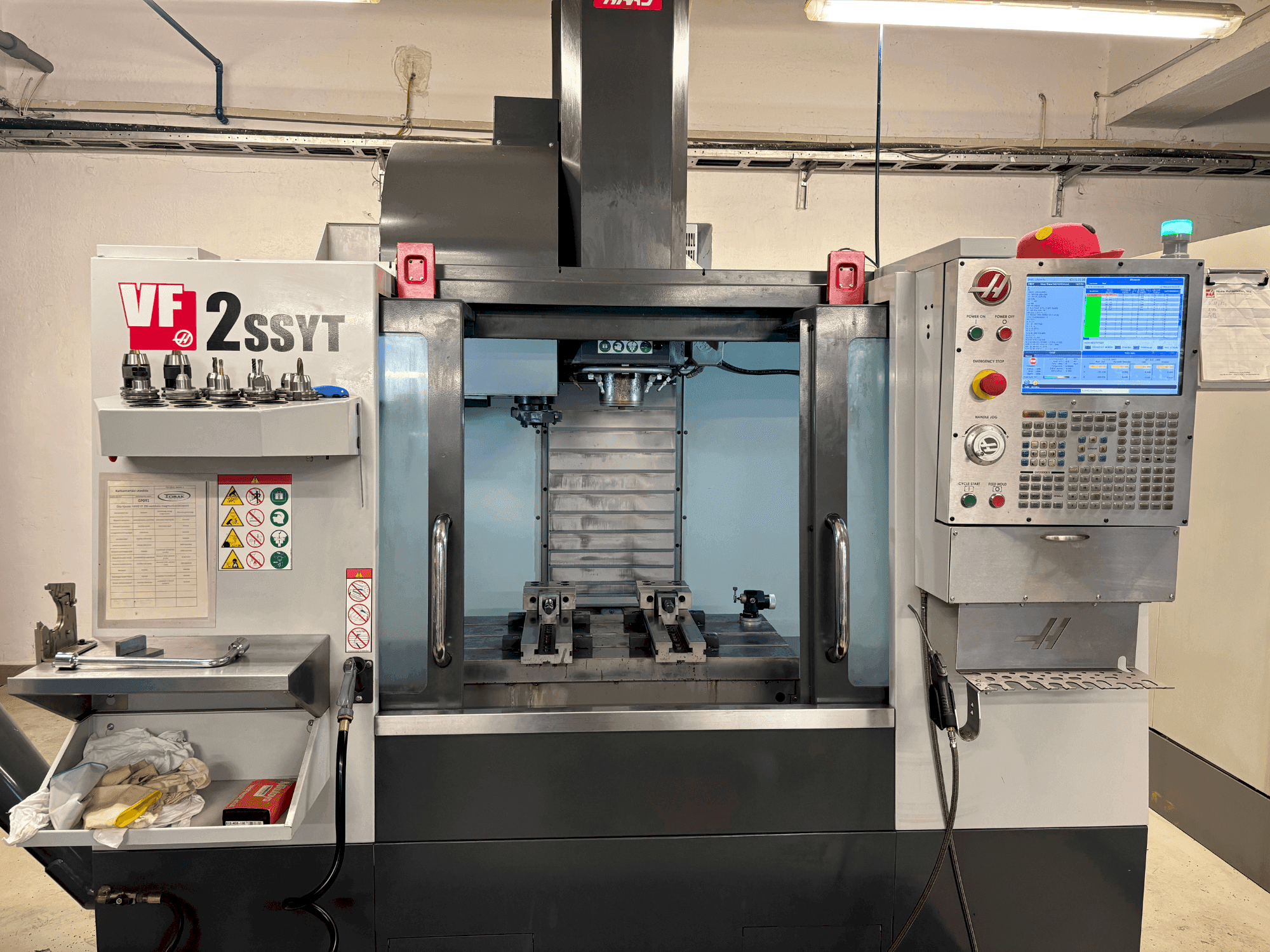 Frontansicht der HAAS HAAS VF-2SSYT Maschine