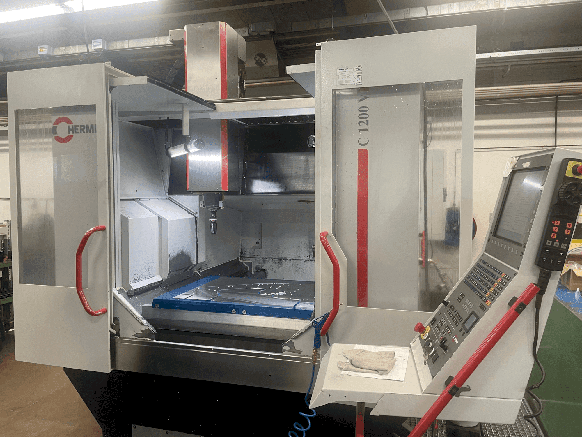 Frontansicht der HERMLE C 1200 V Maschine