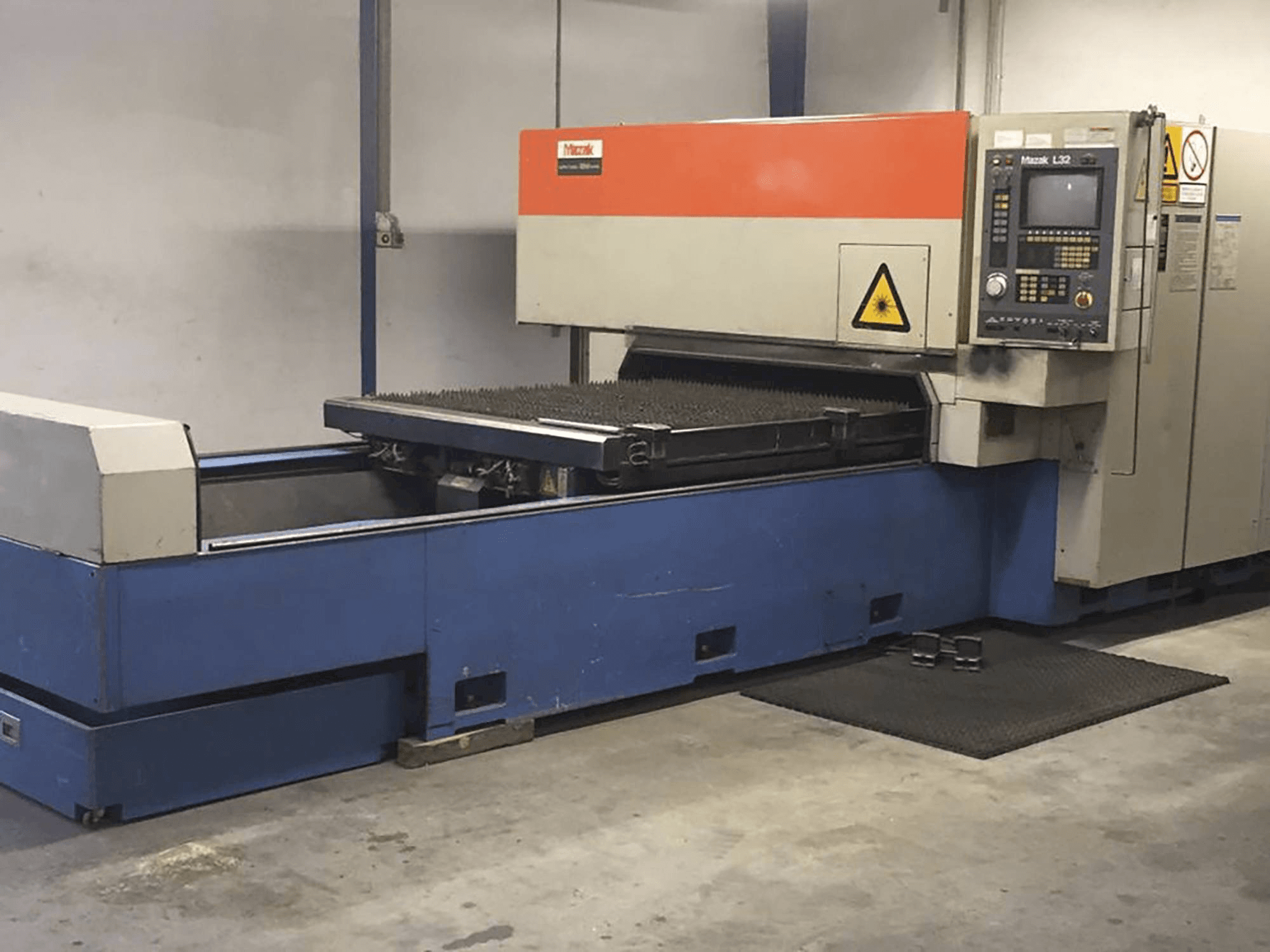 Rechte Ansicht der Mazak SUPERTURBO X510 Maschine