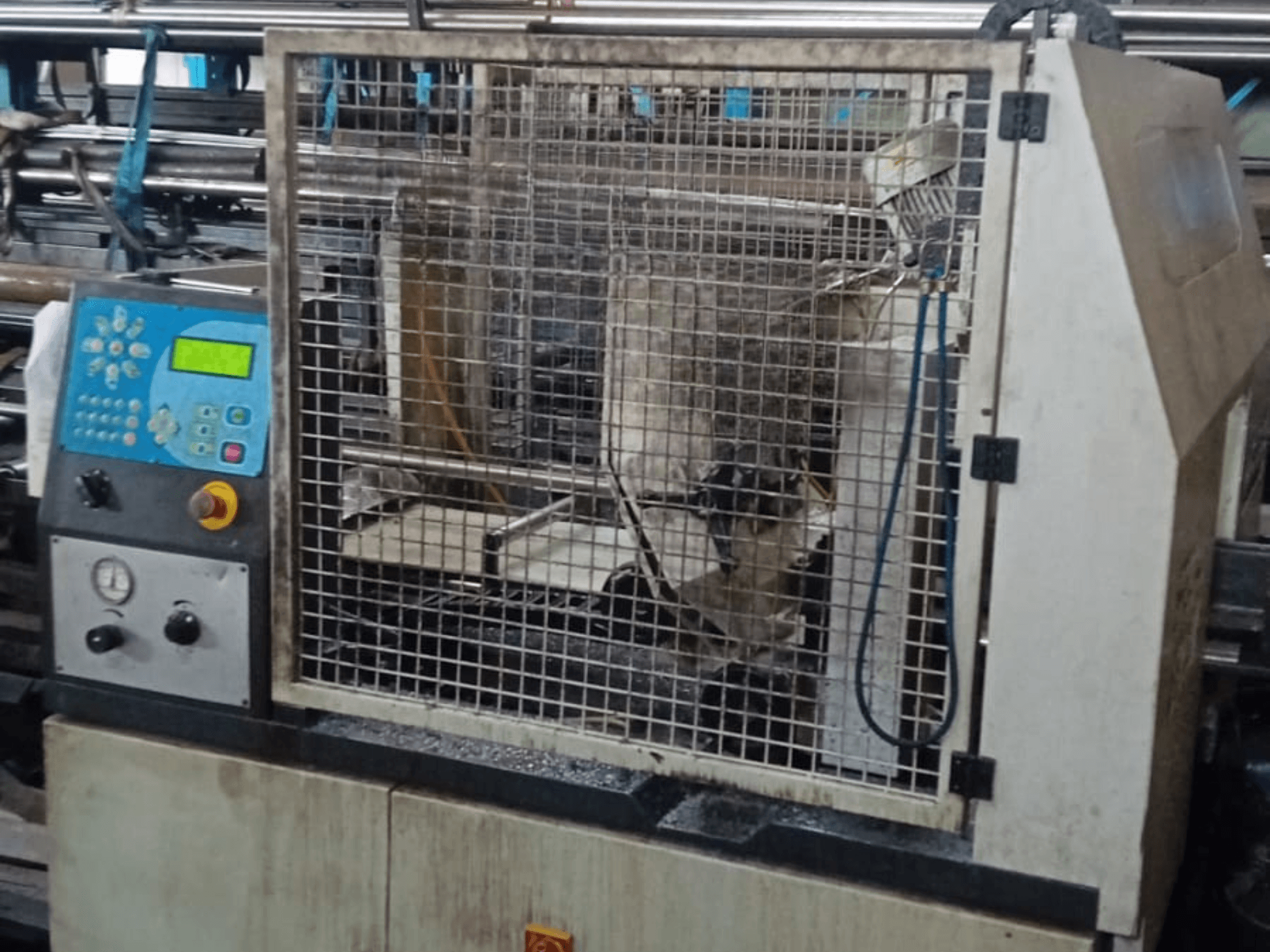 Metallbandsäge Macc 381 AV, Vorderansicht, zeigt Bedienfeld, Sicherheitskäfig und Metallreste auf dem Sockel.