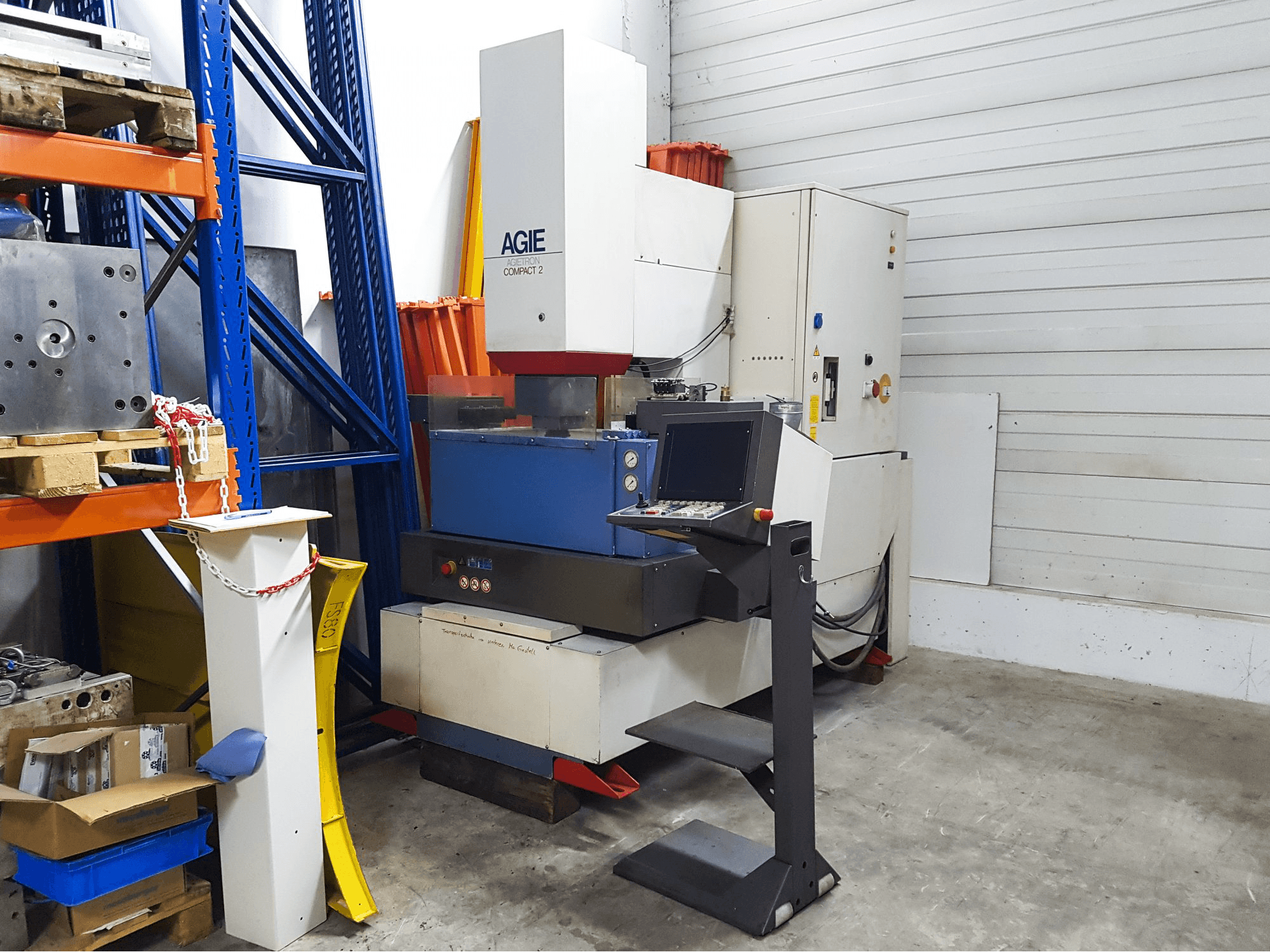 Rechte Ansicht der AGIE AGIETRON Compact 2 Maschine