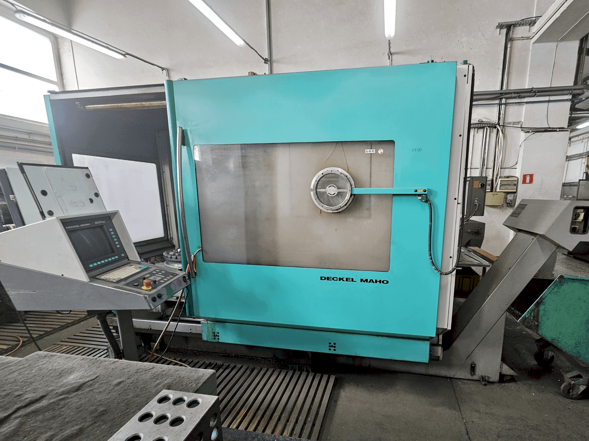 Frontansicht der DECKEL MAHO DMU 60P Maschine