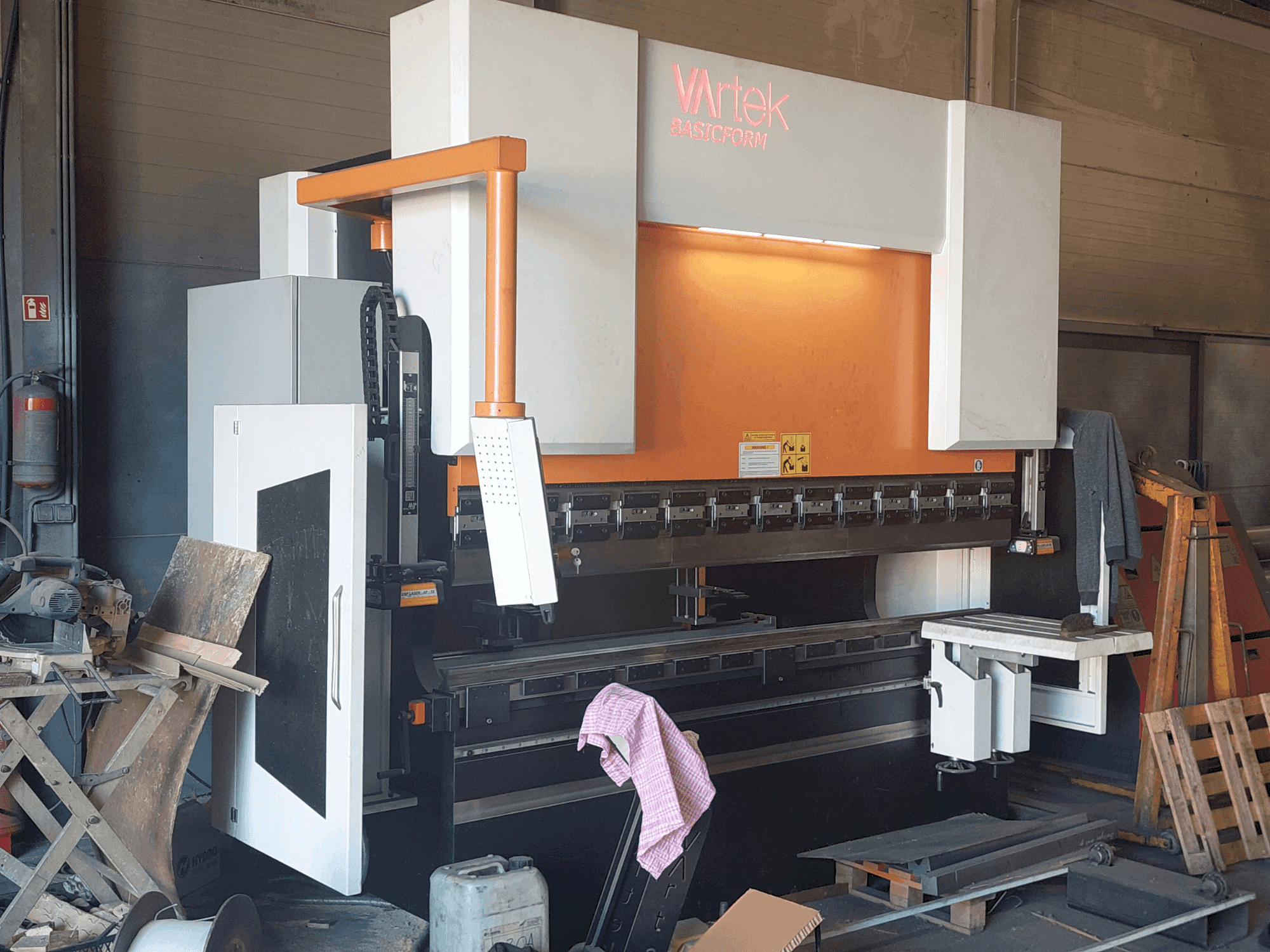 Frontansicht der VARTEK BasicForm 2600 / 135 CNC Maschine