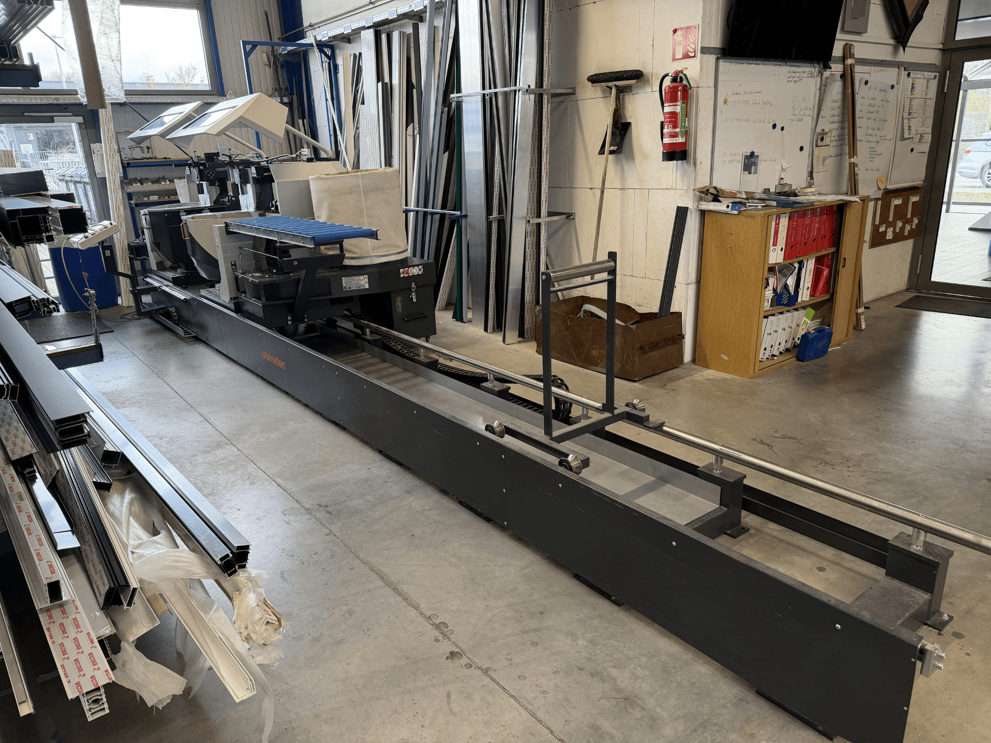 Elumatec DG 244 Metallkreissäge in der Seitenansicht, mit schlankem Design und einstellbaren Schnittkomponenten.