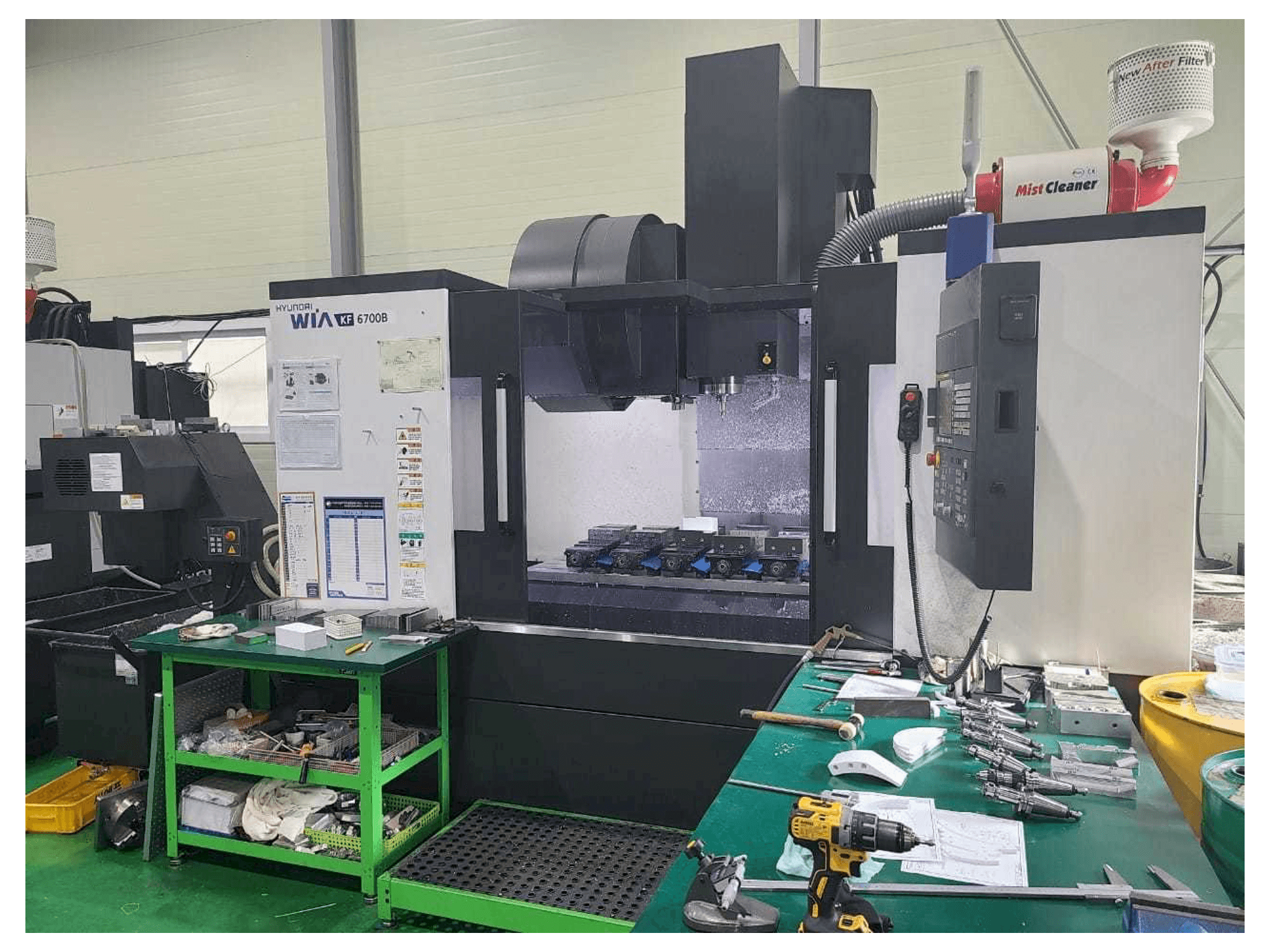 Frontansicht der Hyundai Wia KF 6700B Maschine