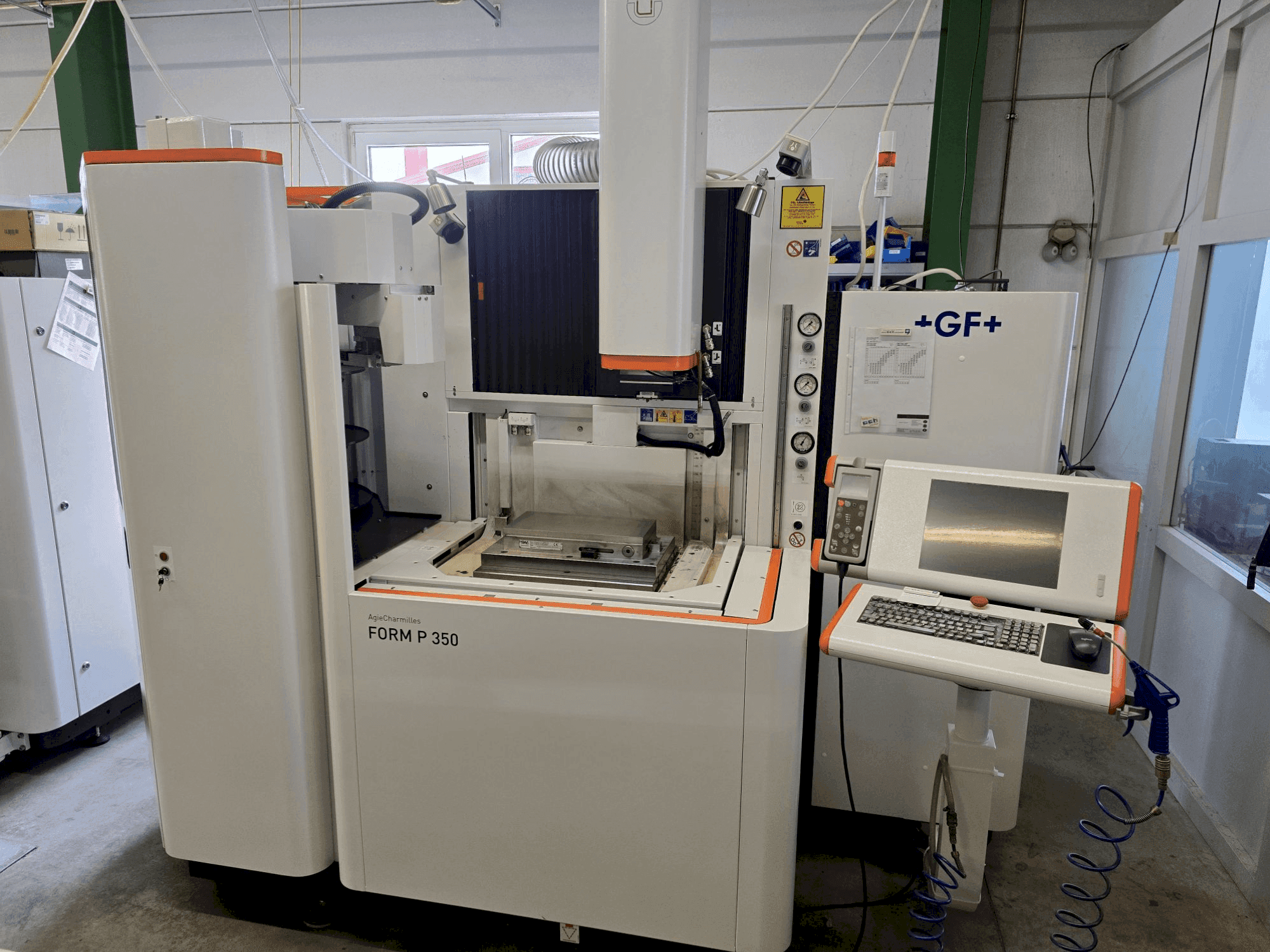 Frontansicht der AgieCharmilles FORM P 350 Maschine