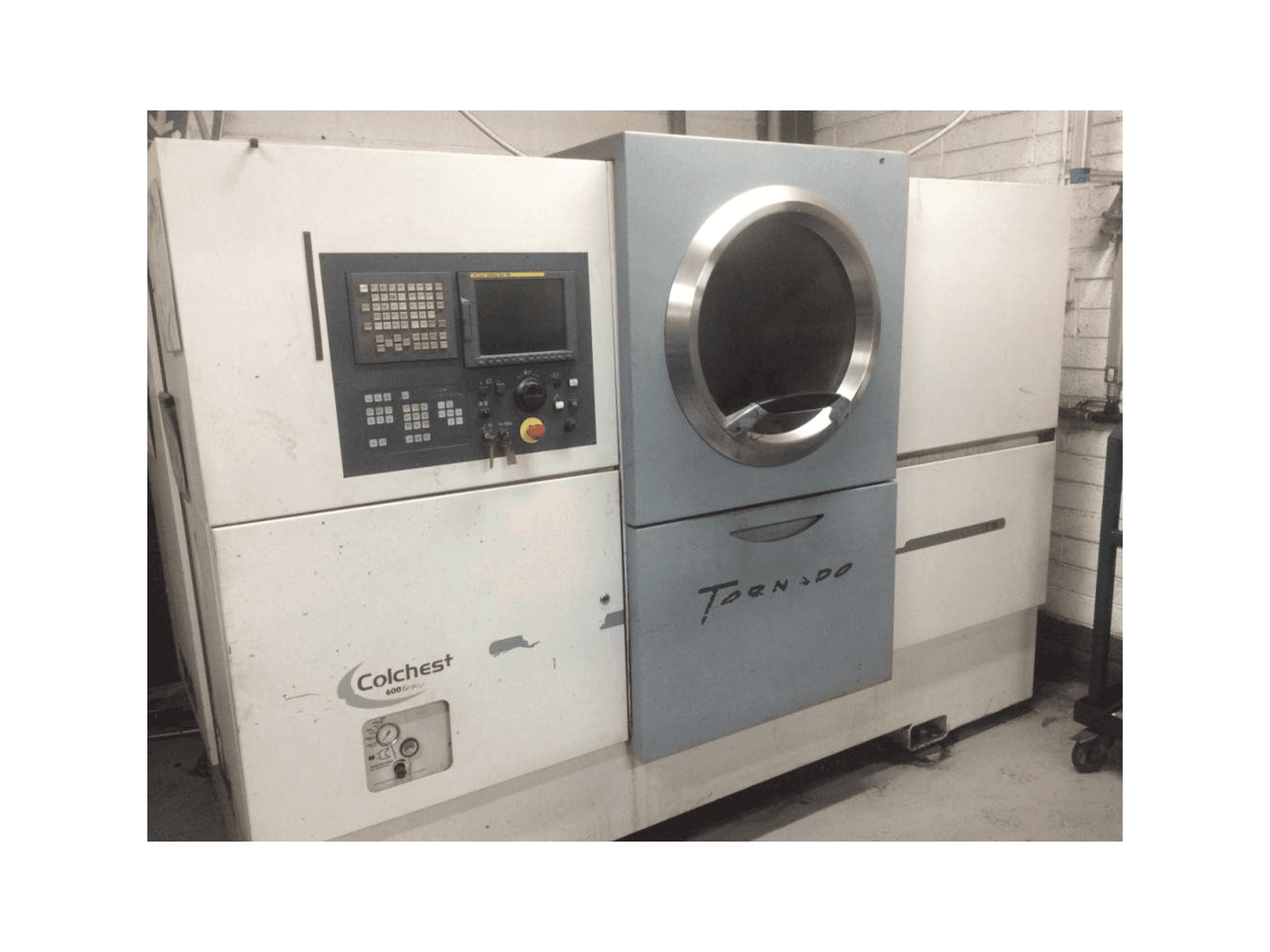 Frontansicht der Colchester Tornado T8 Maschine