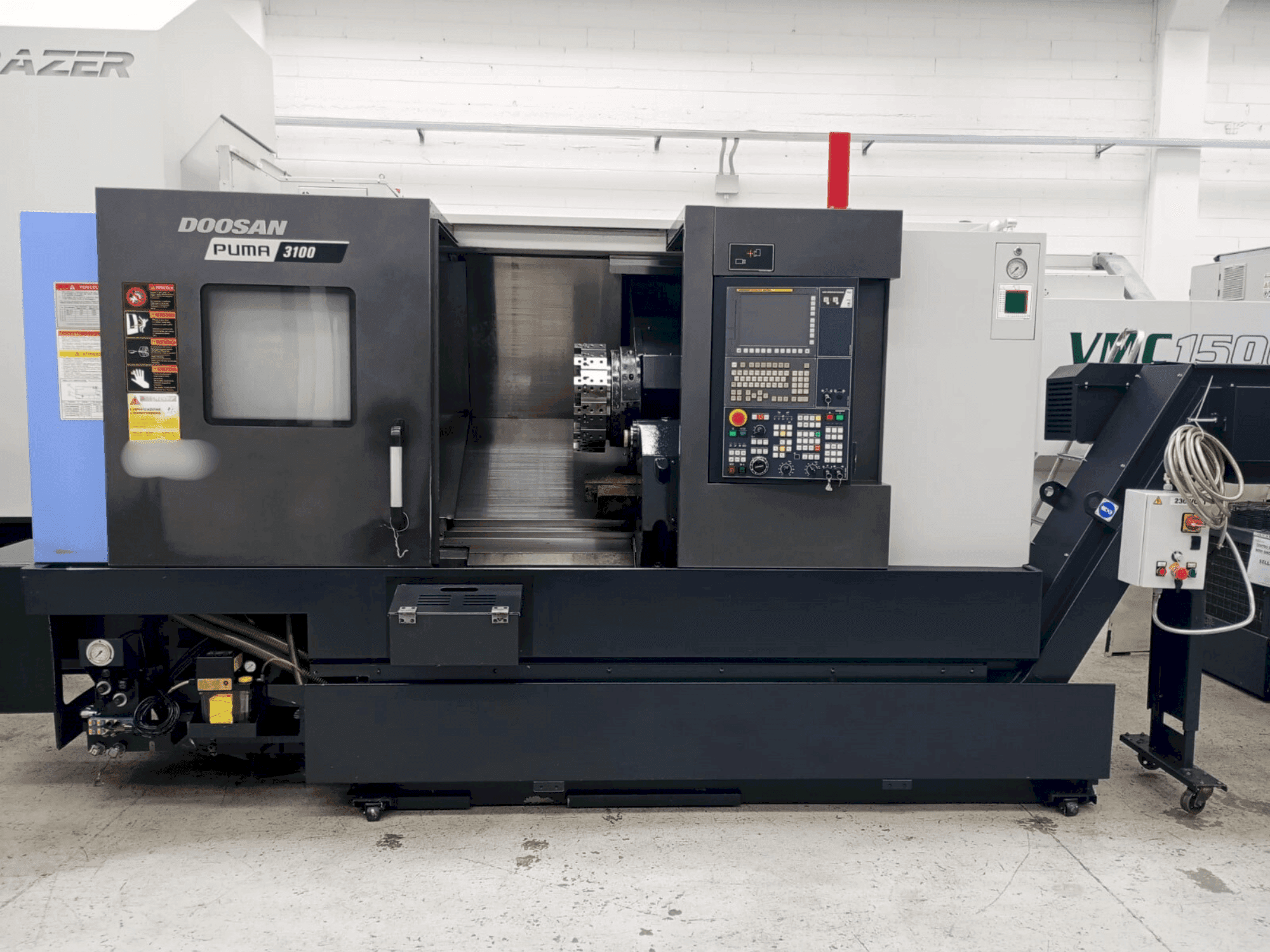 Frontansicht der DOOSAN PUMA 3100 Maschine