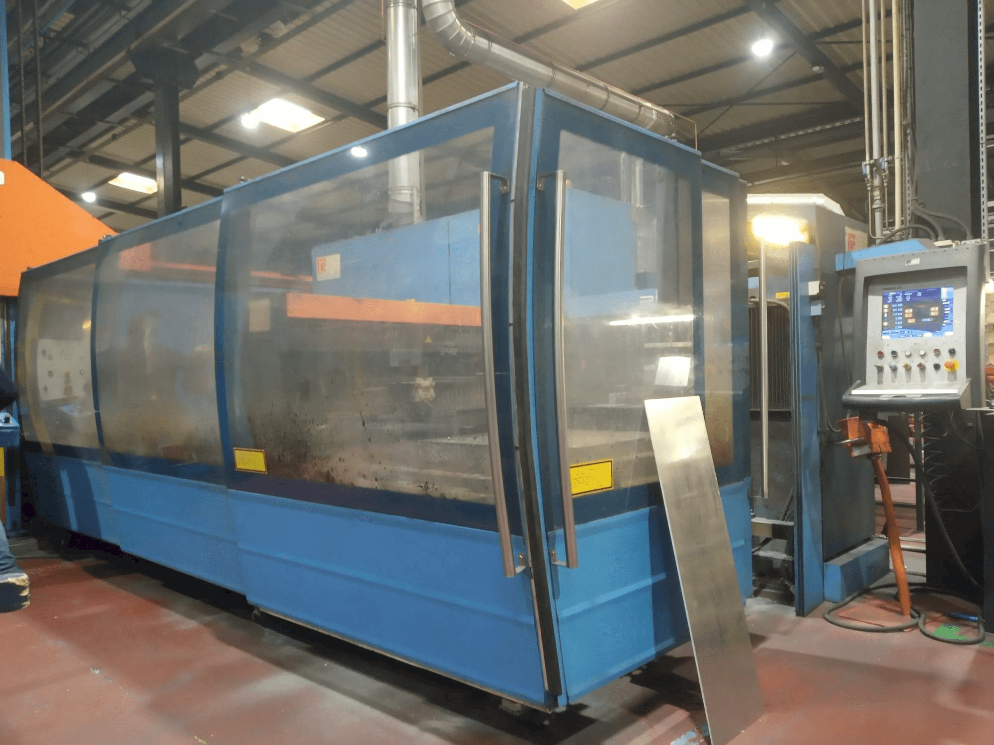 Linke Ansicht der Prima Power Platino 1530 Maschine