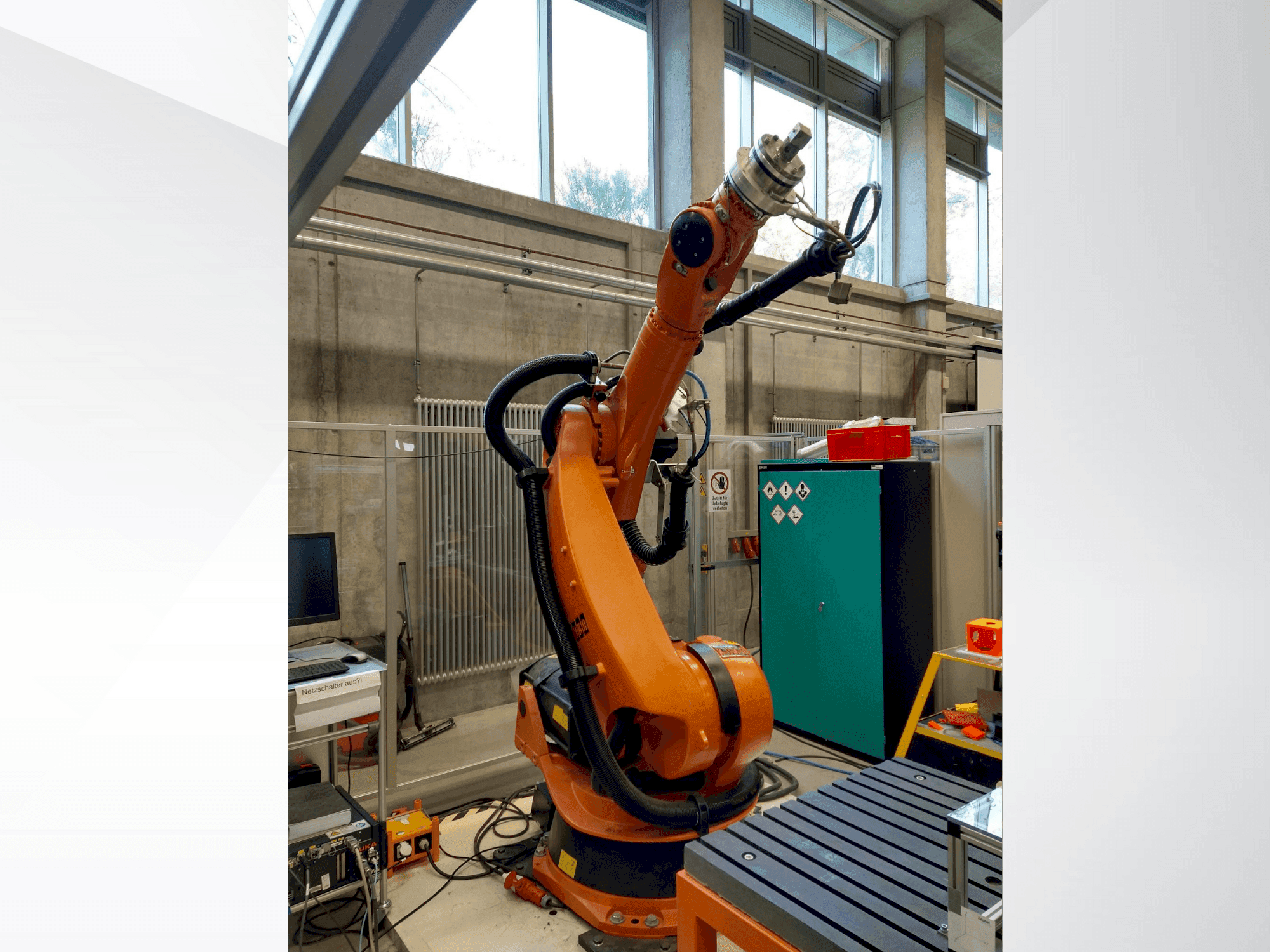 Frontansicht der KUKA KR 240-2 2000 Maschine