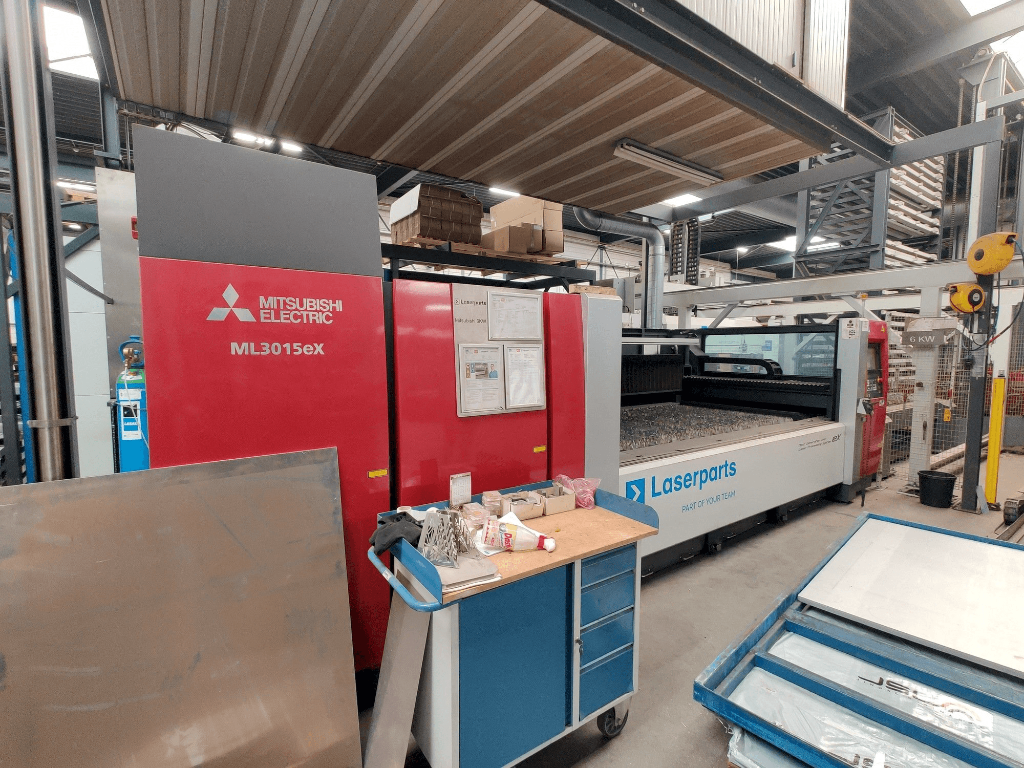 Linke Ansicht der Mitsubishi ML3015eX(S2)-60XF Maschine