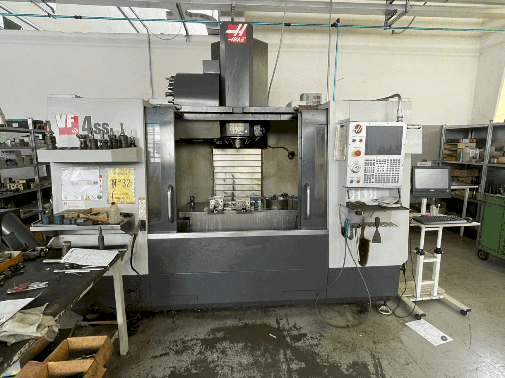 Frontansicht der HAAS VF4SS Maschine