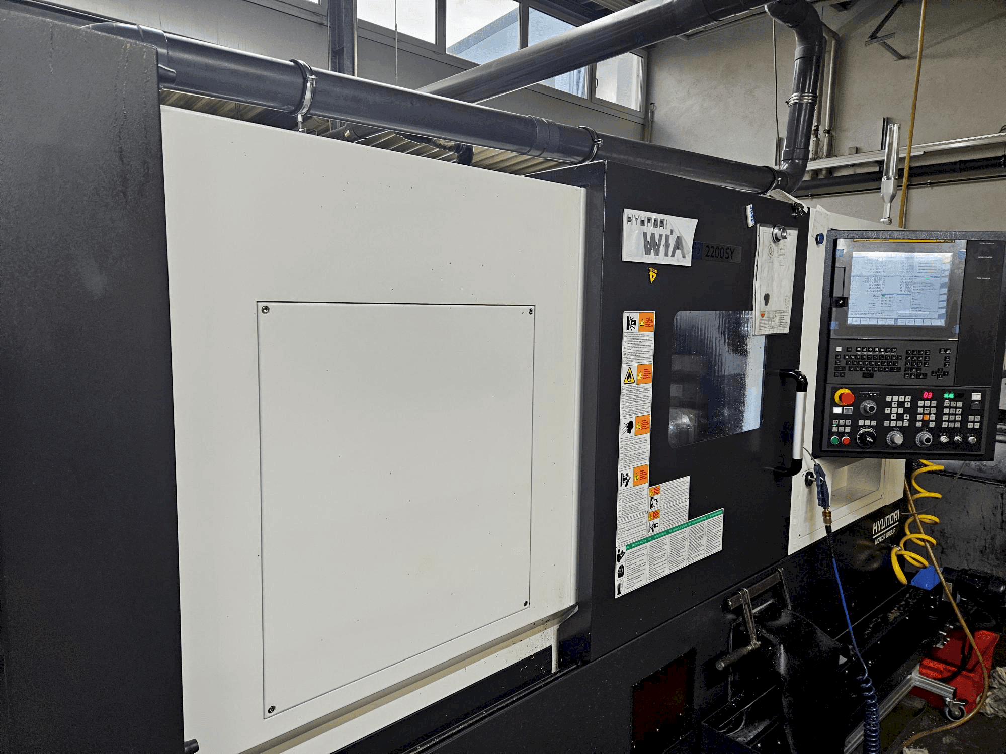 Frontansicht der Hyundai HD2200SY Maschine