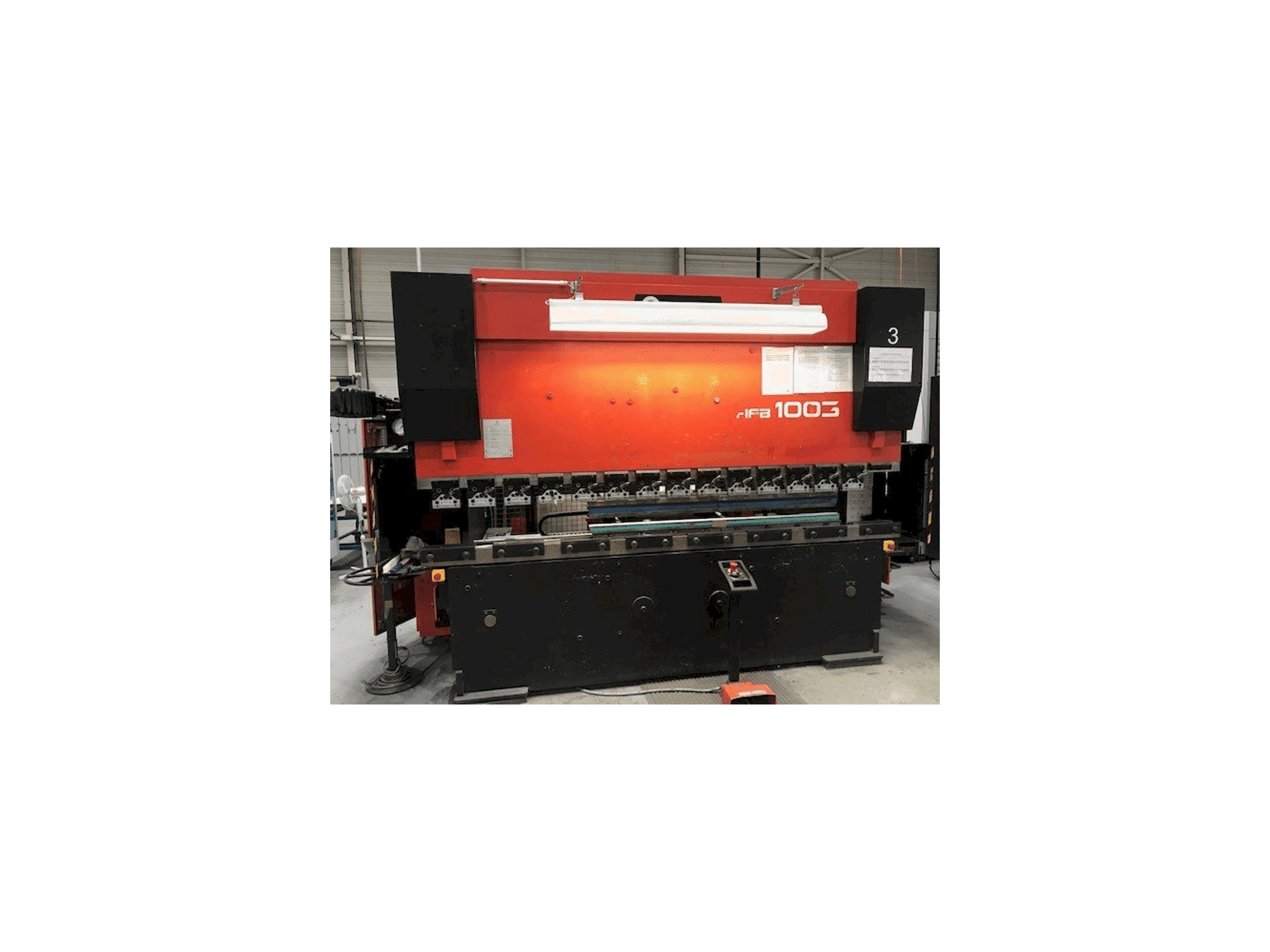 Frontansicht der AMADA HFBO 100-3 Maschine