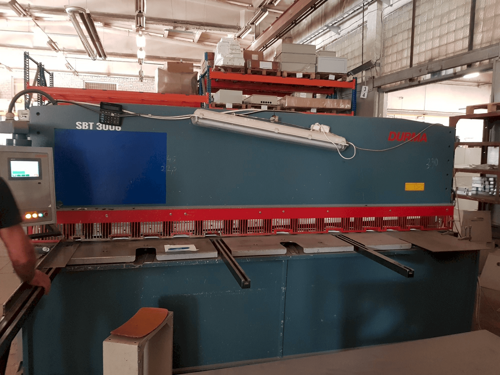 Frontansicht der Durma SBT 3006 Maschine