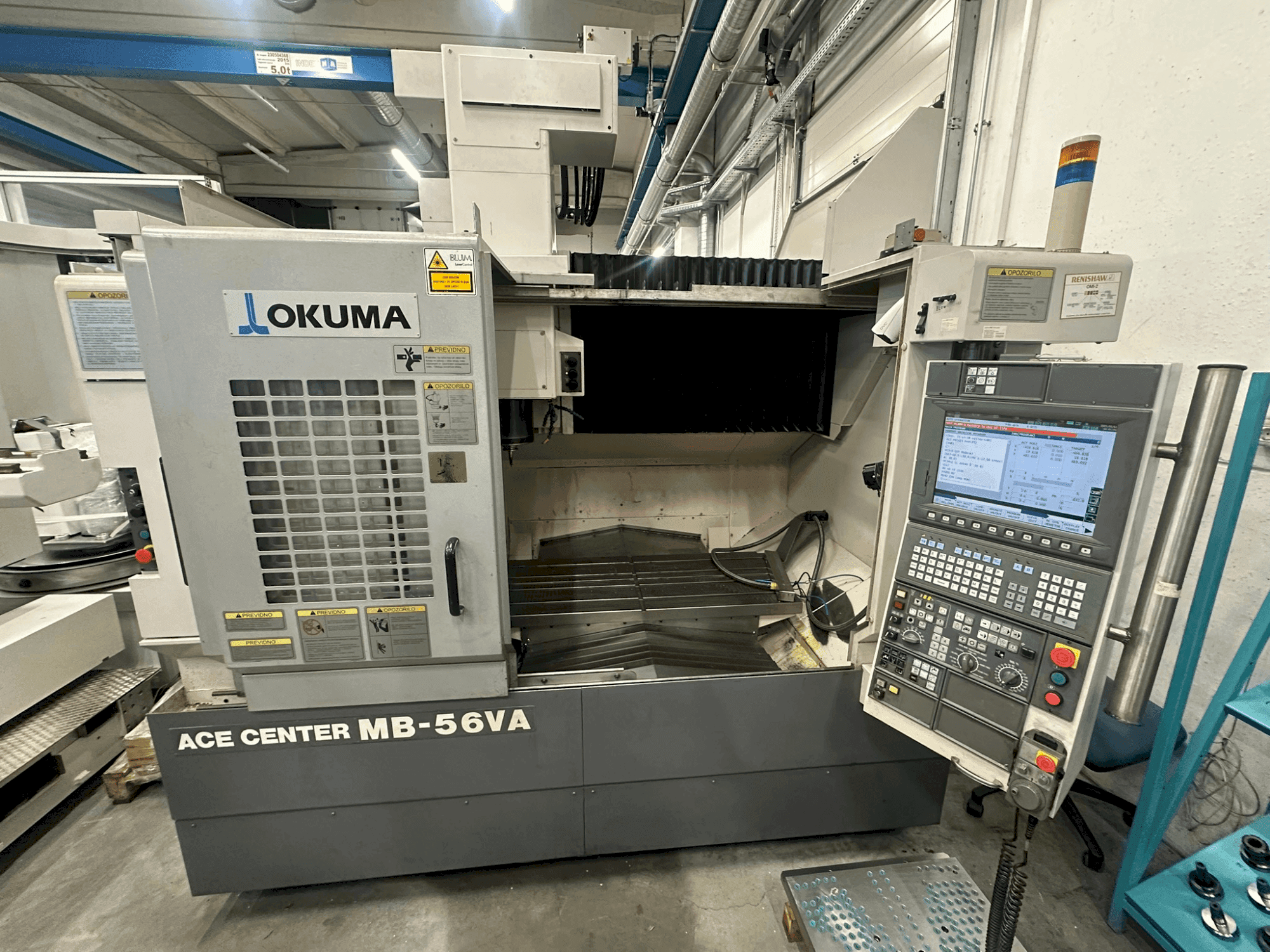 Frontansicht der Okuma MB-56 VA Maschine