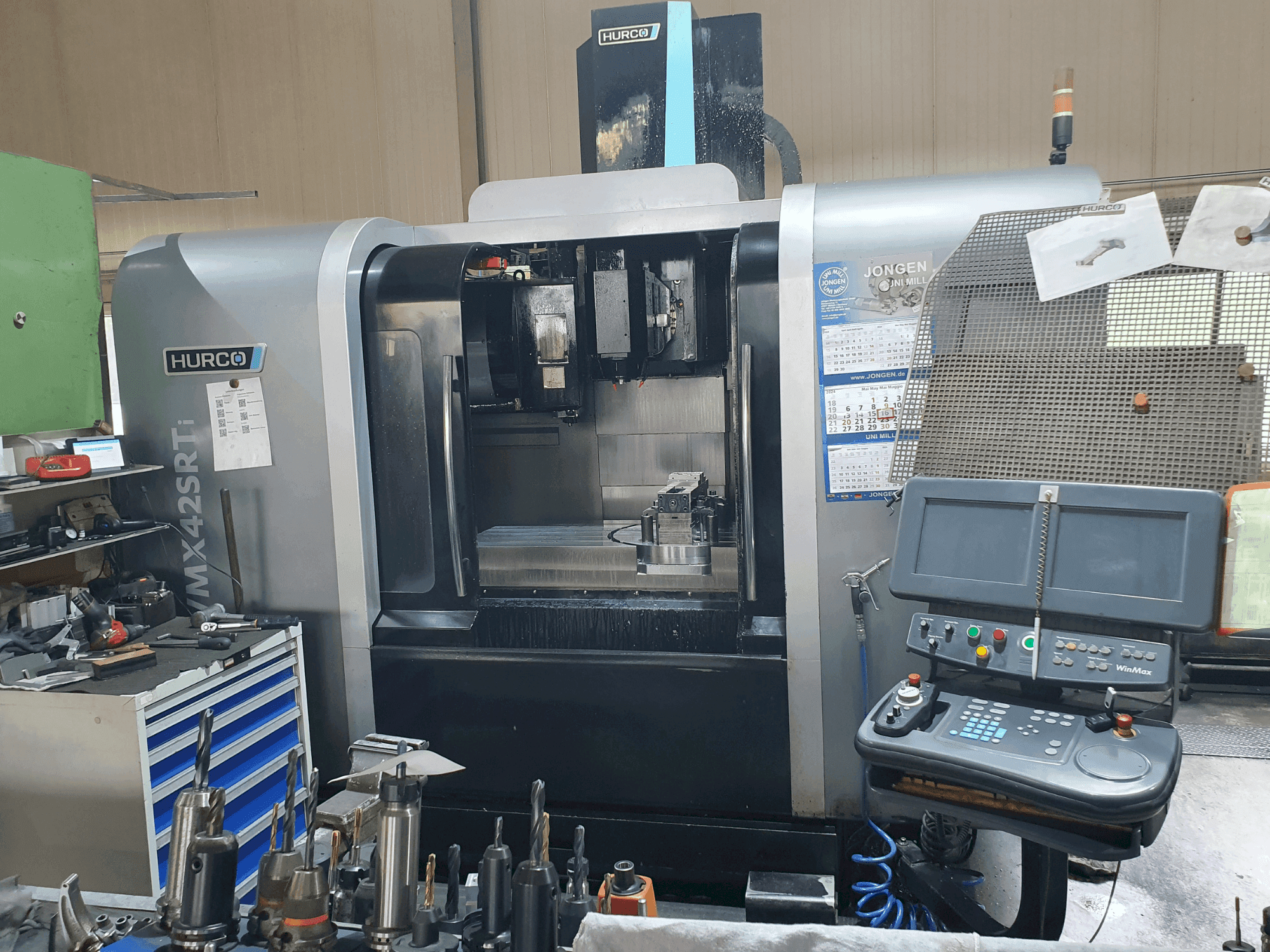 Frontansicht der Hurco VMX 42 SRTi Maschine