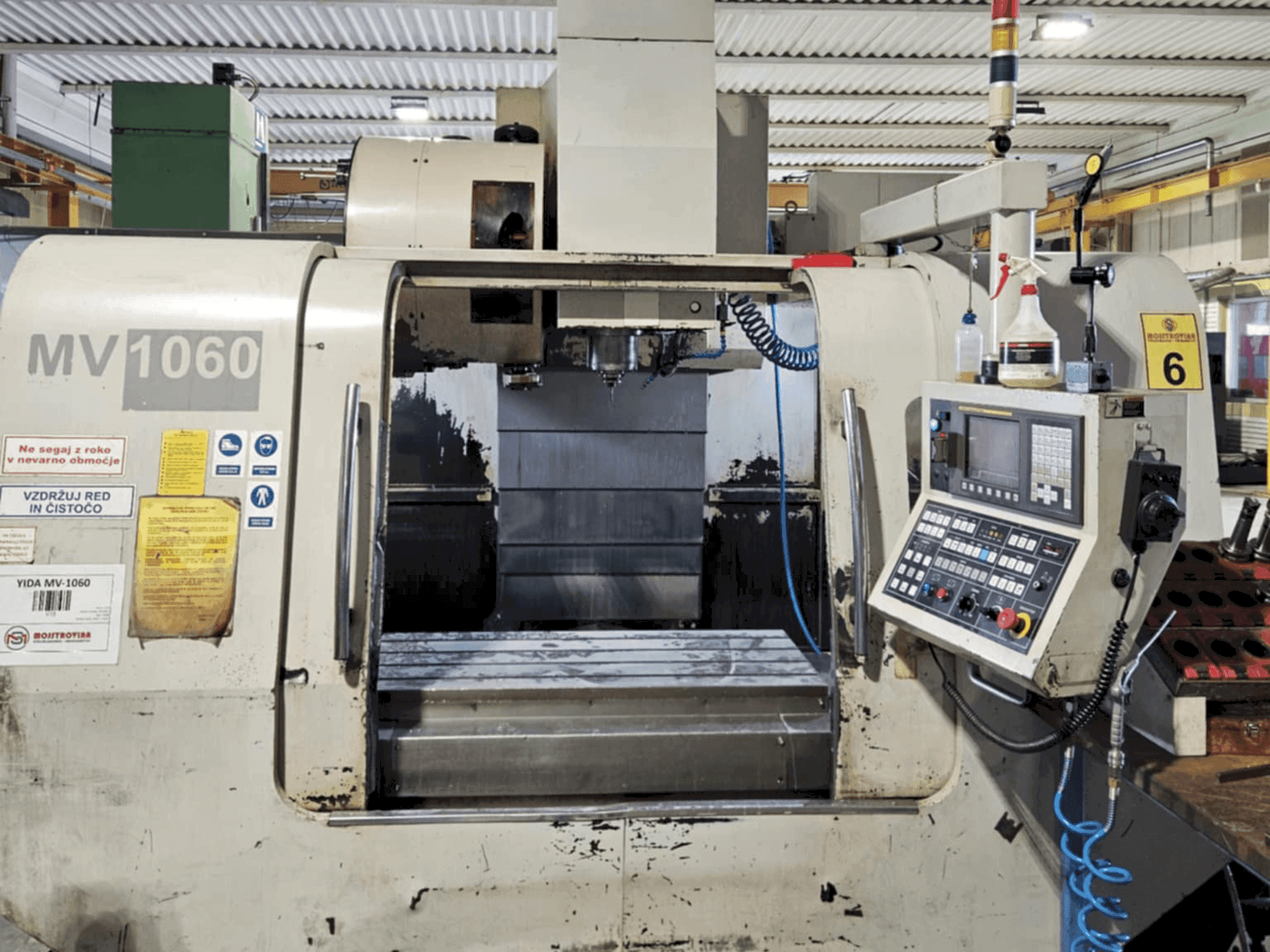 Frontansicht der Yida MV-1060 Maschine