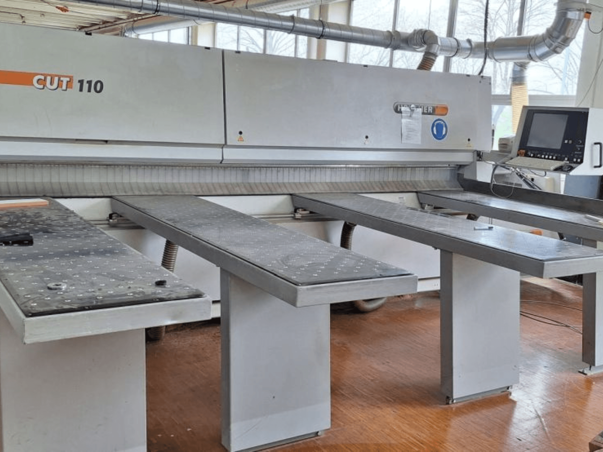 HOLZHER 6310 CUT 110 Plattensäge in der Frontansicht, mit zwei horizontalen Tischen und digitalem Bedienfeld.