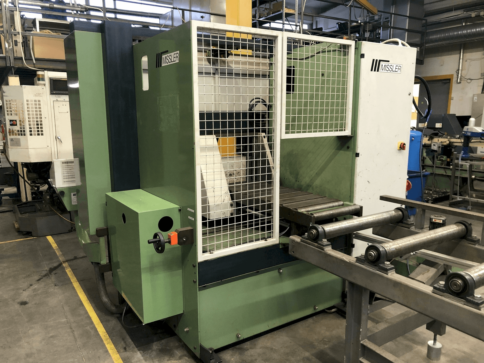 Frontansicht der Missler DEB 410 Maschine
