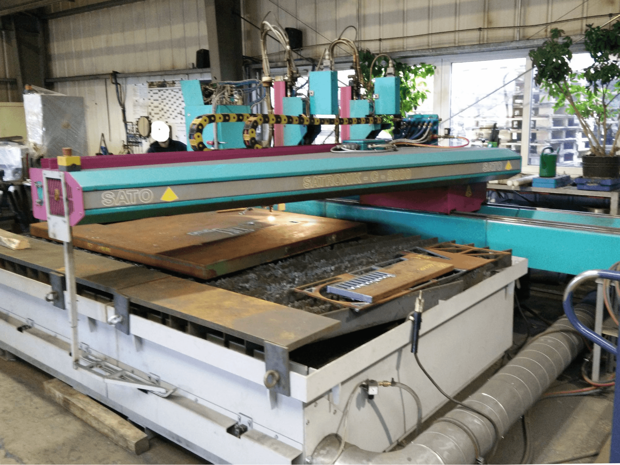 Linke Ansicht der SATO SATRONIK C-2000 Maschine