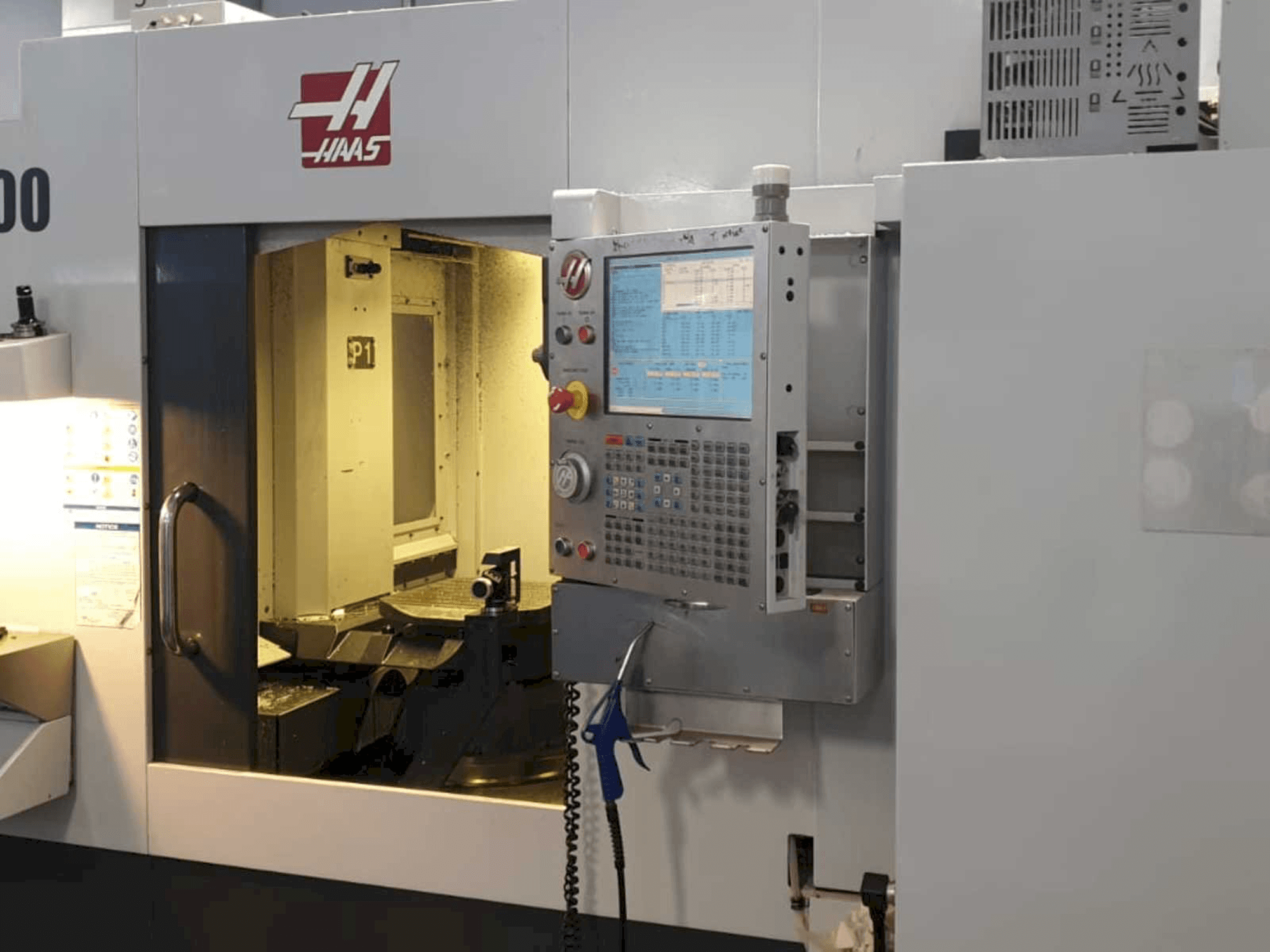 Frontansicht der HAAS EC400 Maschine