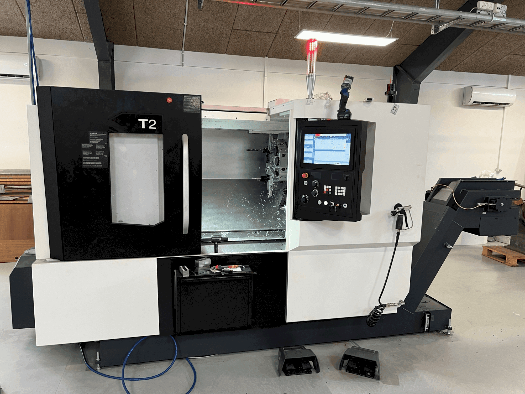 Frontansicht der DMG MORI T2 Maschine