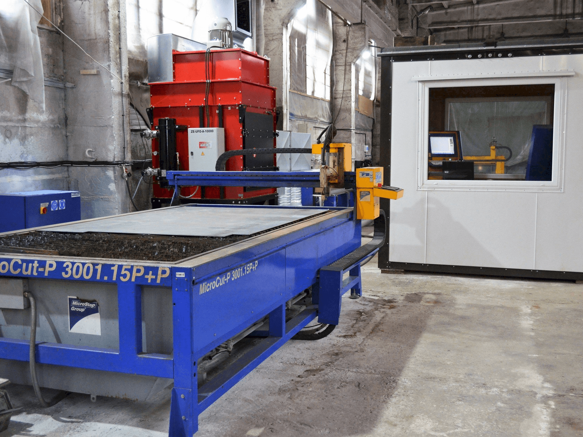 Frontansicht der MicroStep MicroCut-P 3001.15 P+P Maschine
