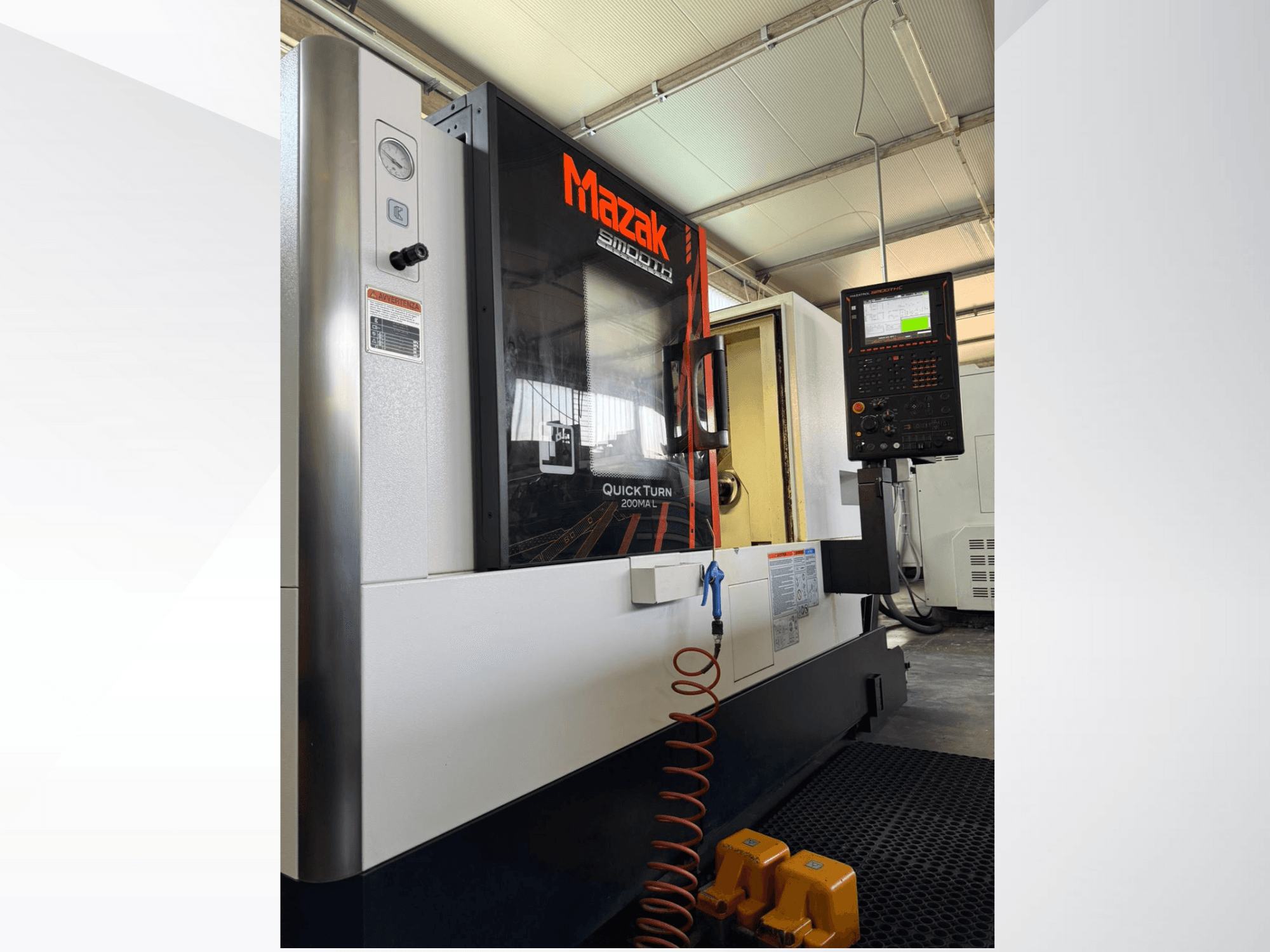 Mazak Quick Turn CNC-Drehmaschine in Grau und Schwarz, Seitenansicht mit Bedienfeld und Manometer. Ideal für die Präzisionsbearbeitung.