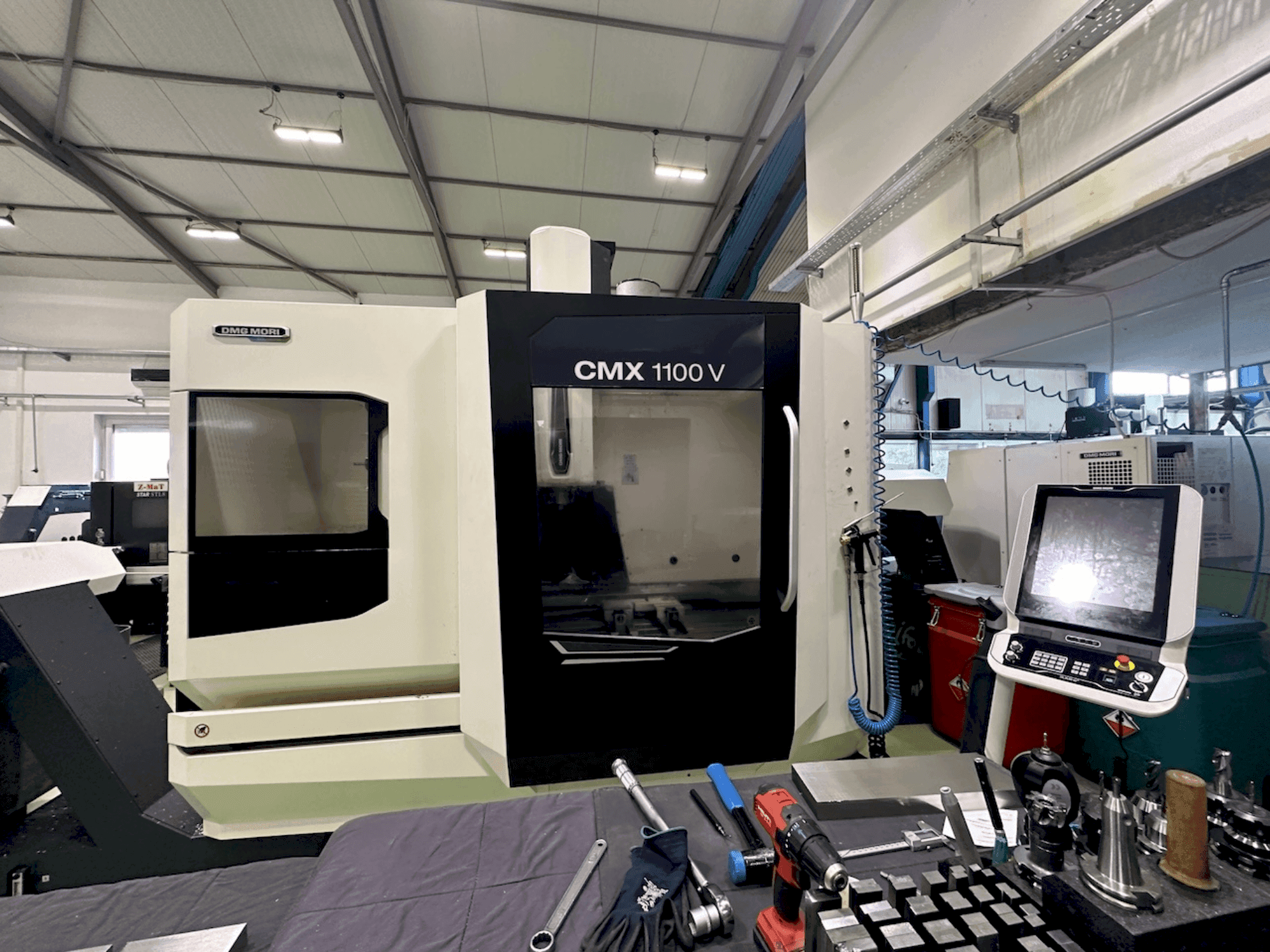 Frontansicht der DMG MORI CMX 1100 V Maschine