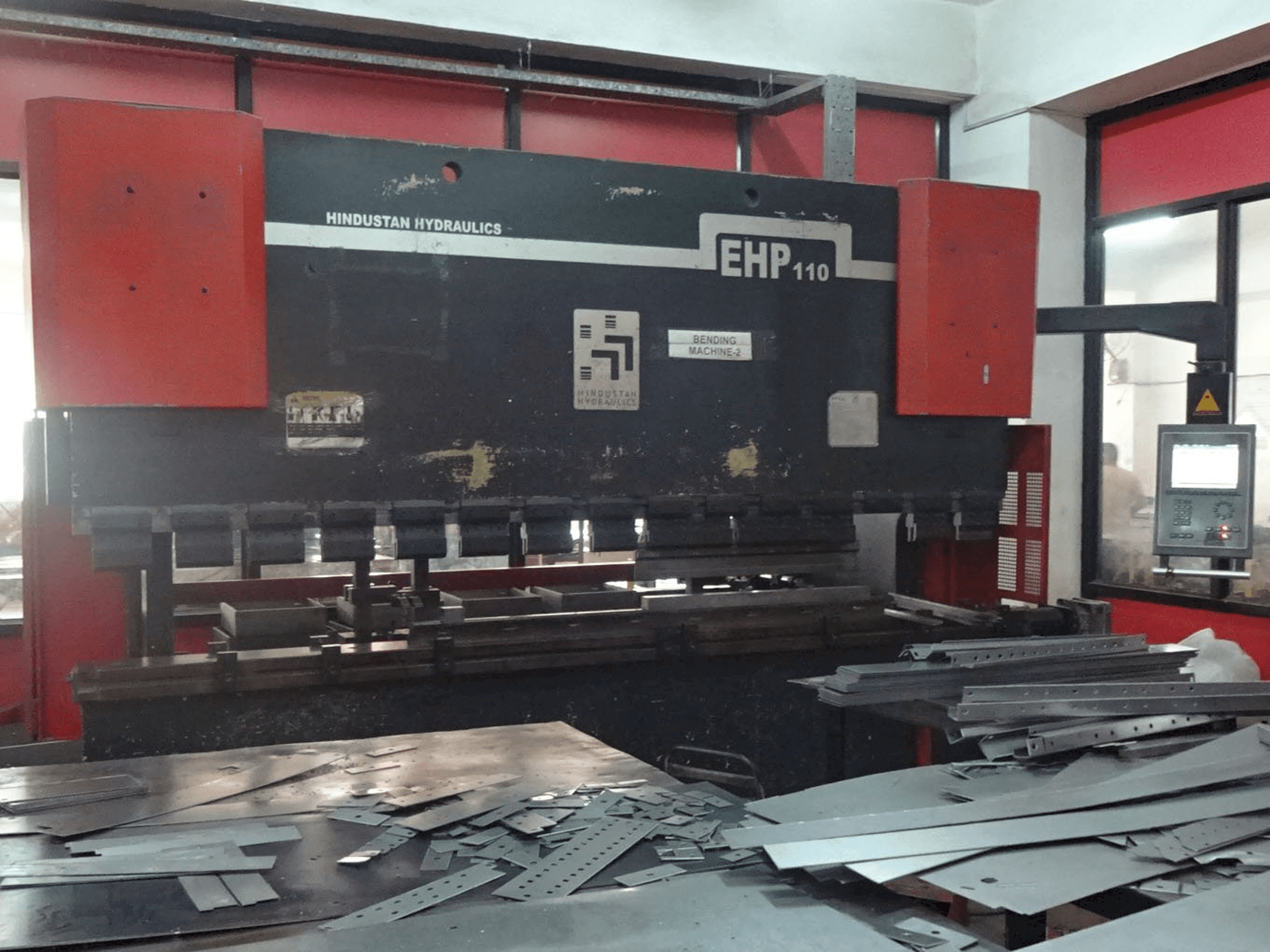 Frontansicht der Hindustan Hydraulics EHP 110 Maschine