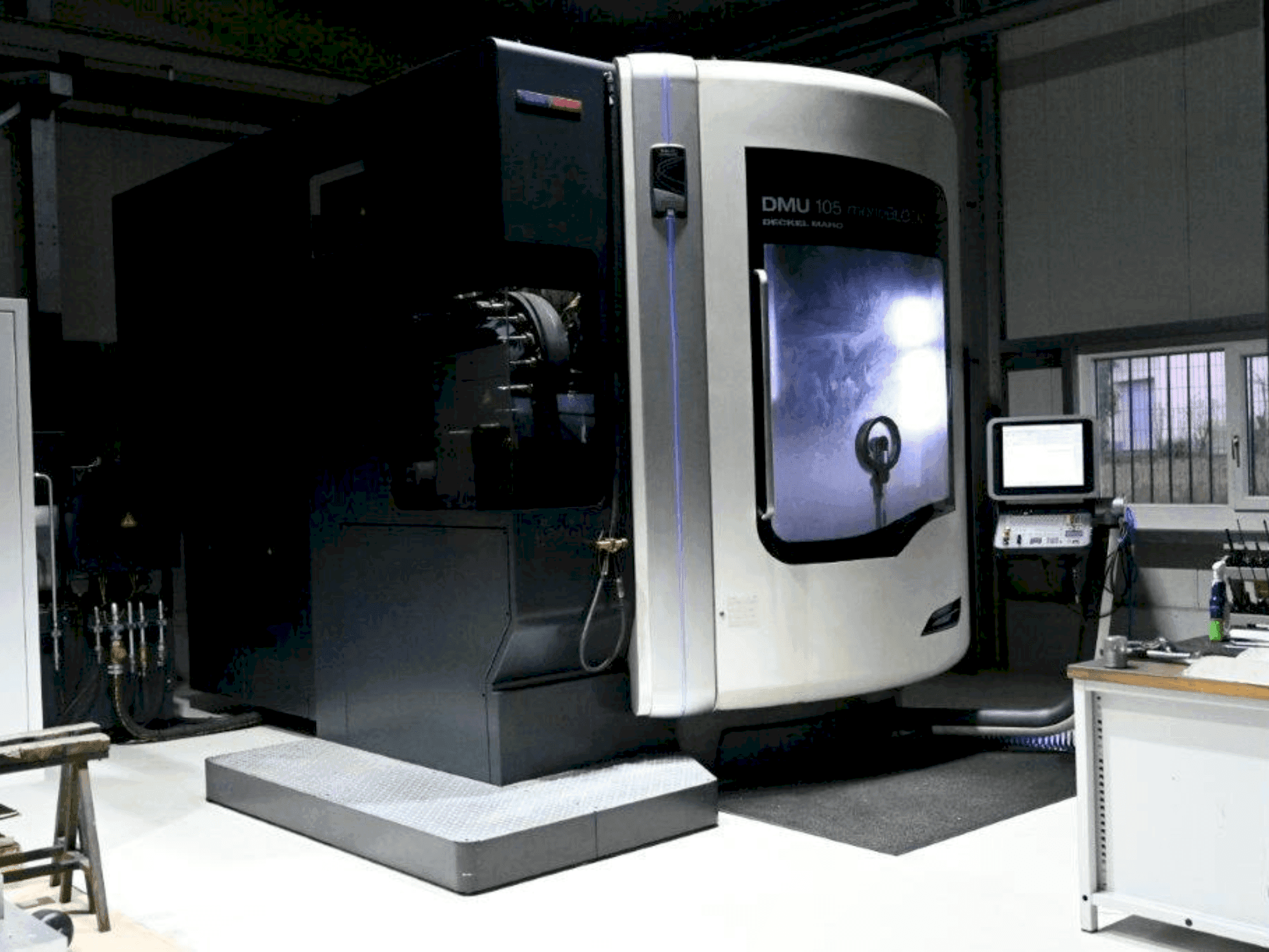 Frontansicht der DMG DMU 105 MonoBlock Maschine