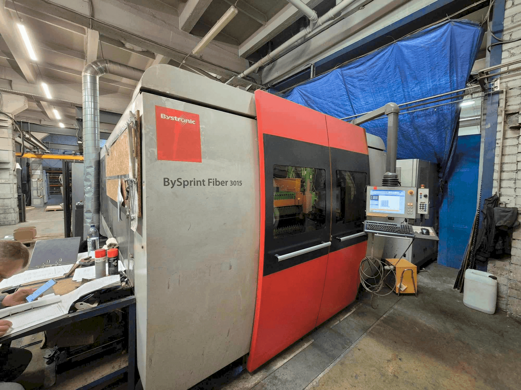 Frontansicht der Bystronic Bysprint Fiber 3015 3kW Maschine