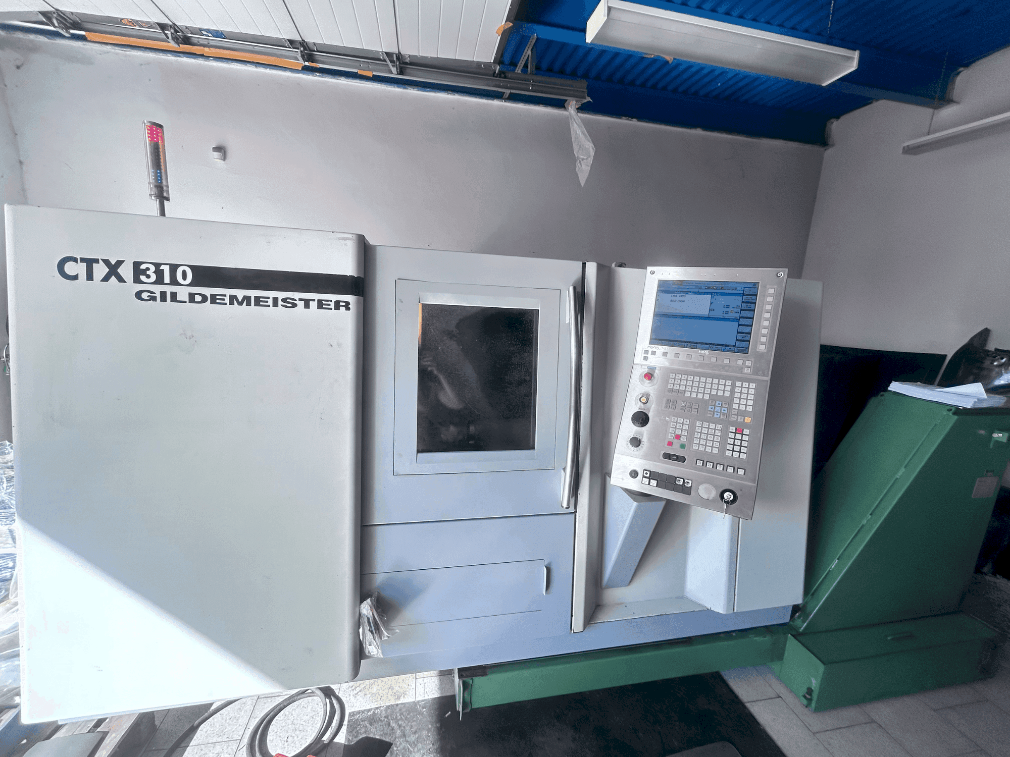 Frontansicht der DMG Gildemeister CTX 310 Maschine