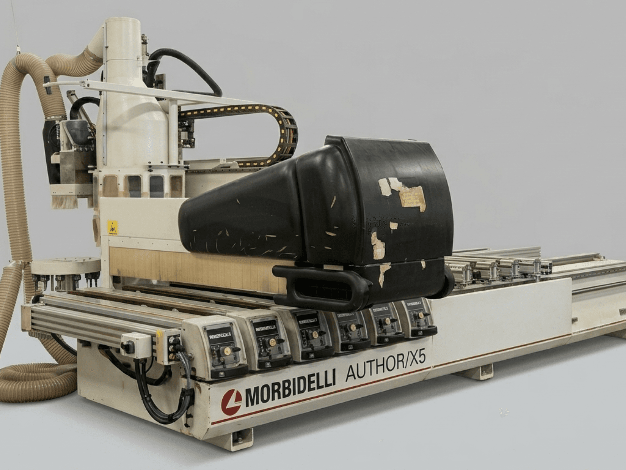 MORBIDELLI Author X5 CNC-Holzbearbeitungszentrum in der Seitenansicht, mit Blick auf den Fräskopf und die linearen Komponenten.