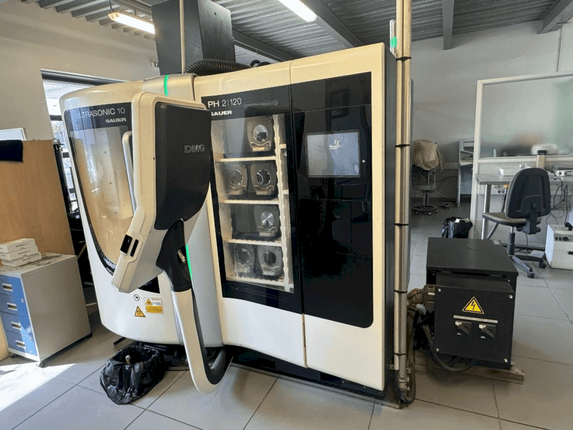 Frontansicht der DMG ULTRASONIC 10/ DENTAL 10 Maschine