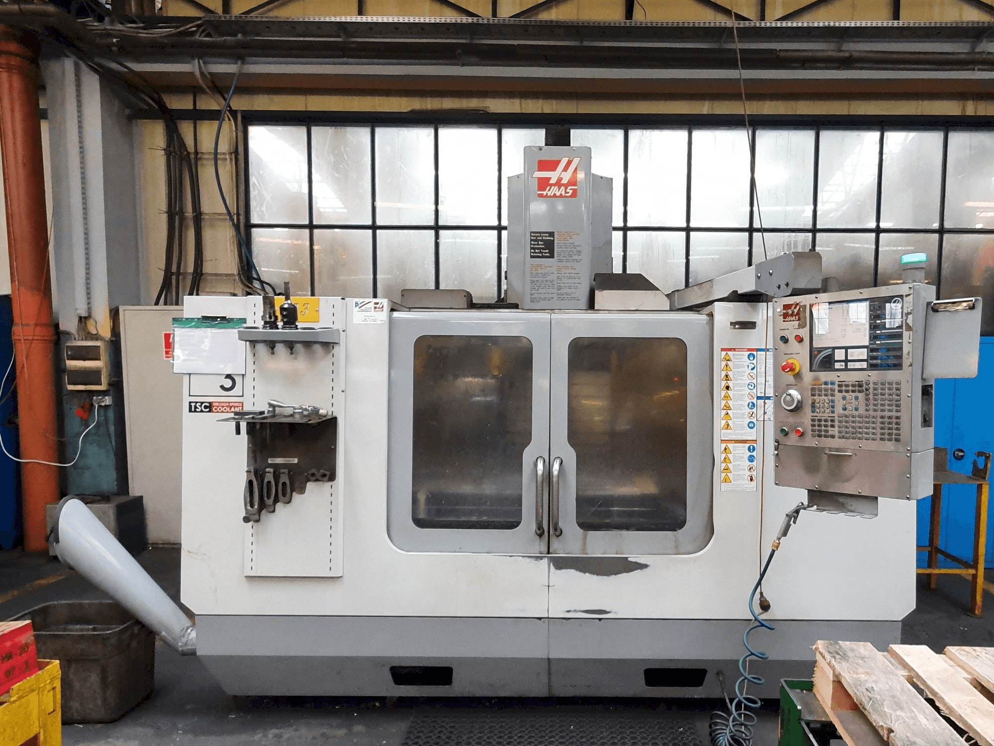 Frontansicht der HAAS VF-3 BHE Maschine